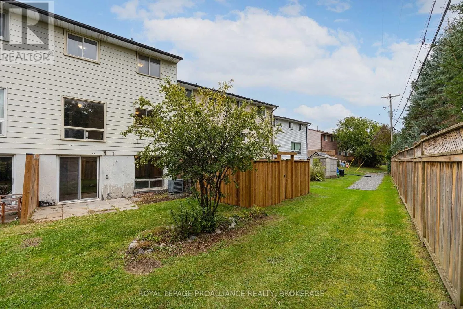 61 - 973 OAKVIEW AVENUE #61
