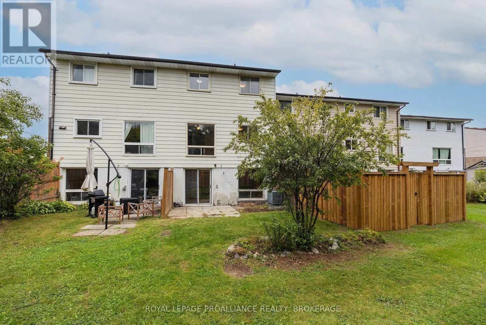 61 - 973 OAKVIEW AVENUE #61