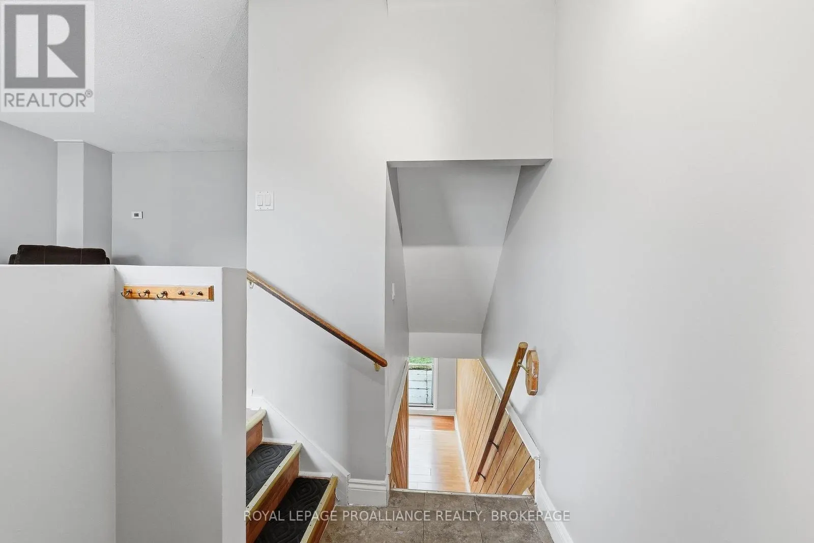 61 - 973 OAKVIEW AVENUE #61