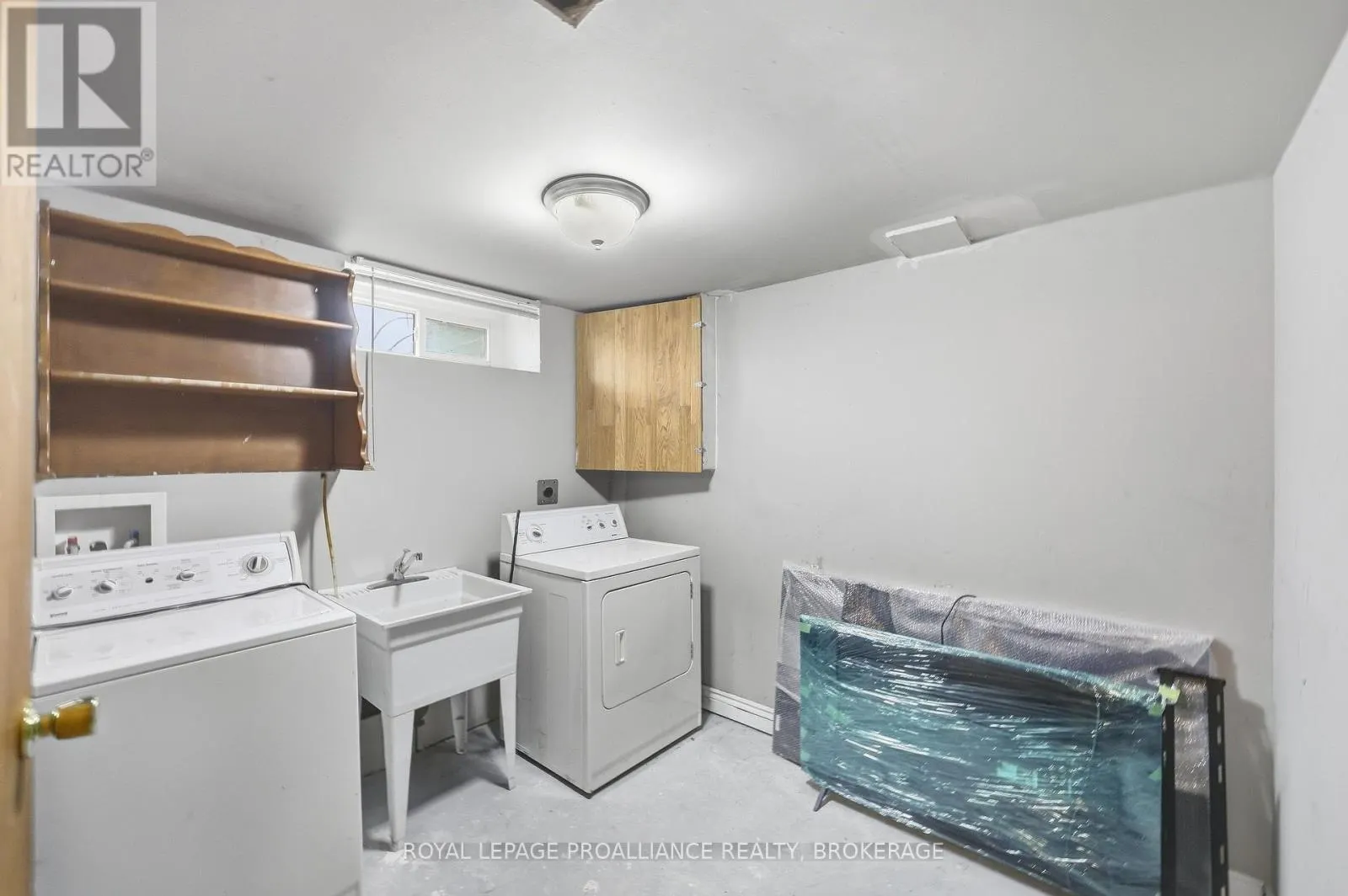 61 - 973 OAKVIEW AVENUE #61