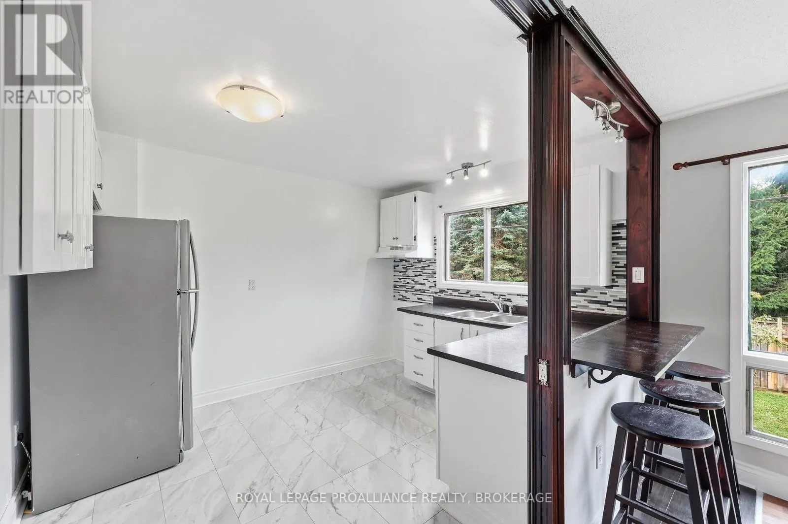 61 - 973 OAKVIEW AVENUE #61