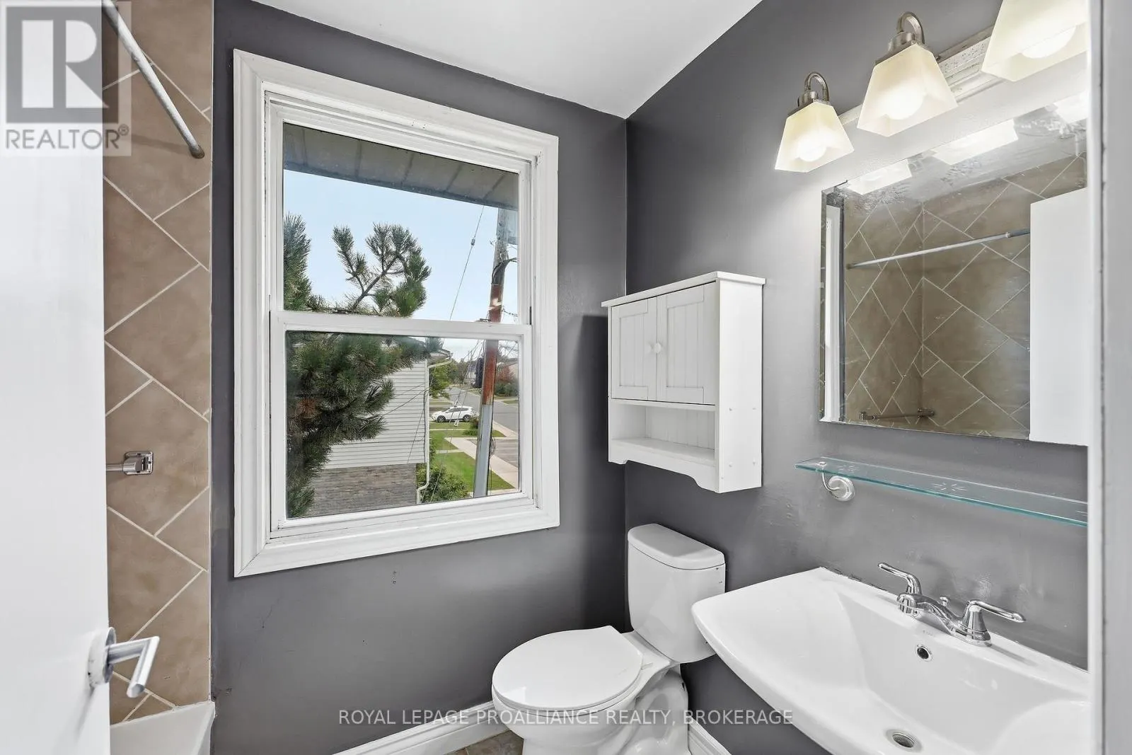 61 - 973 OAKVIEW AVENUE #61