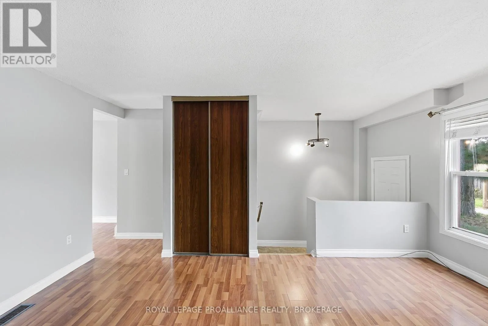 61 - 973 OAKVIEW AVENUE #61