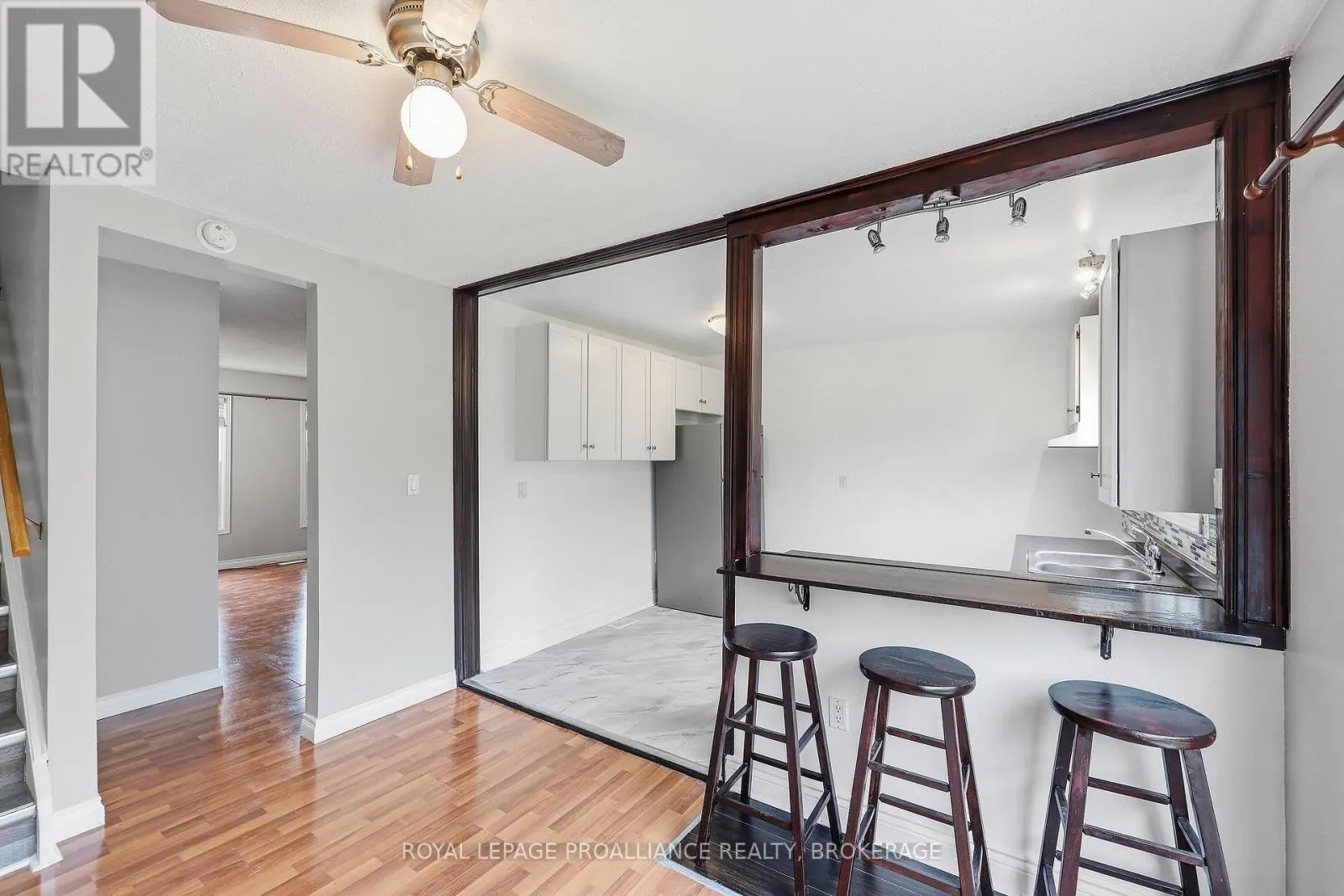 61 - 973 OAKVIEW AVENUE #61
