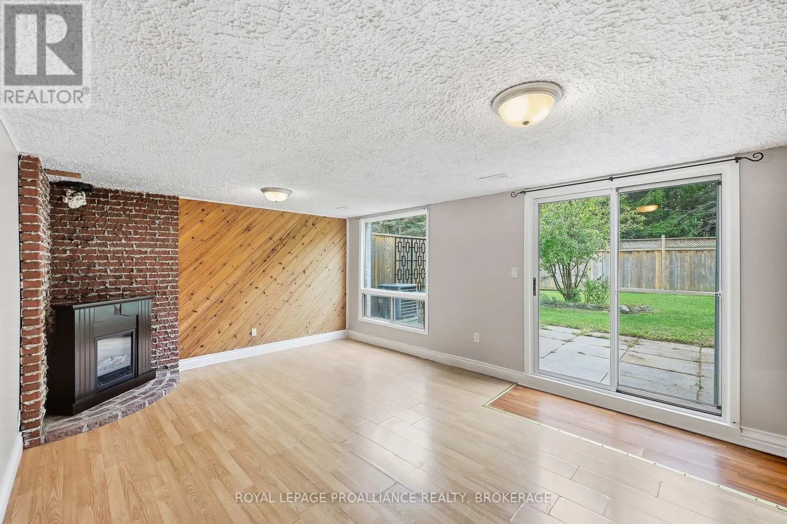 61 - 973 OAKVIEW AVENUE #61