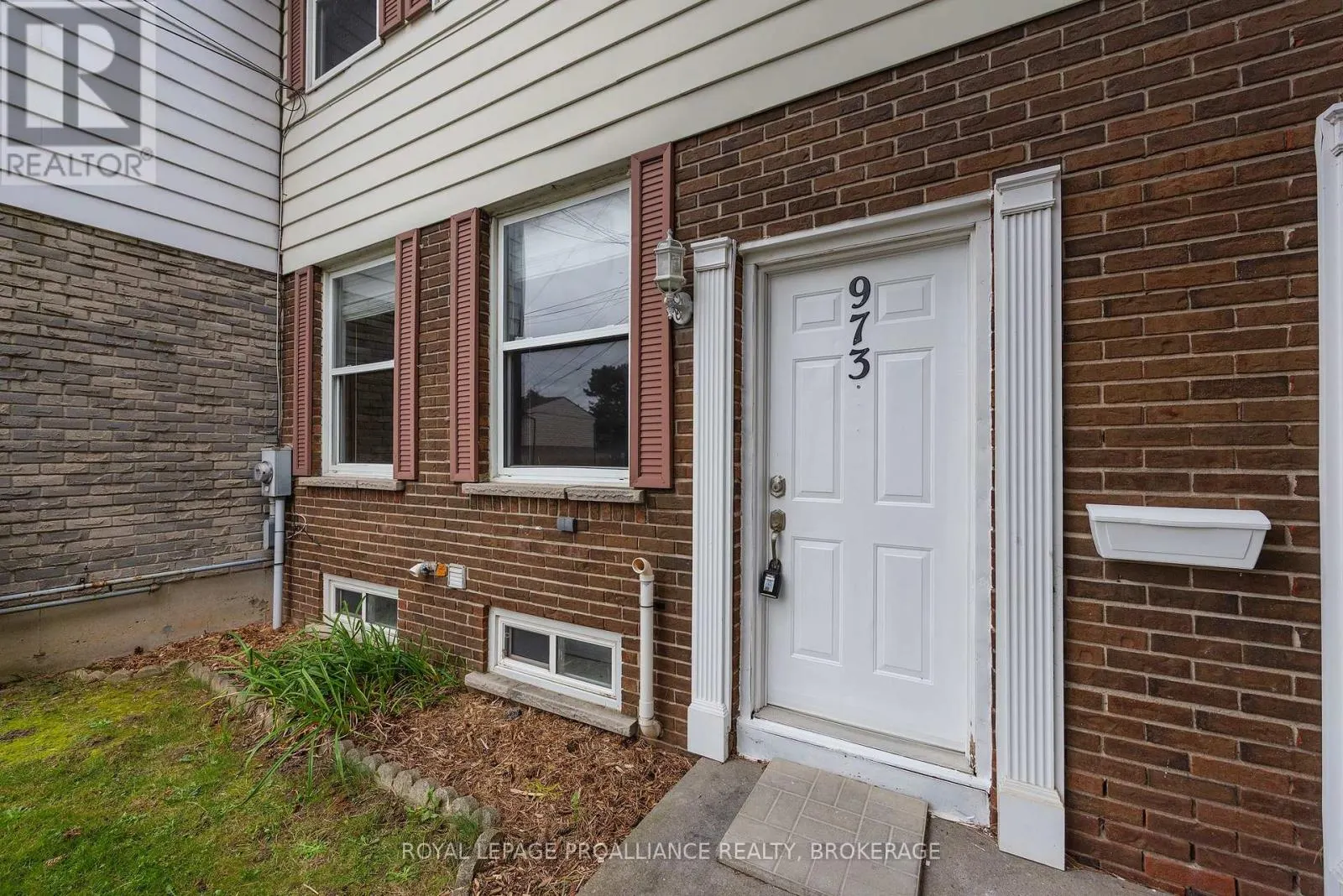 61 - 973 OAKVIEW AVENUE #61
