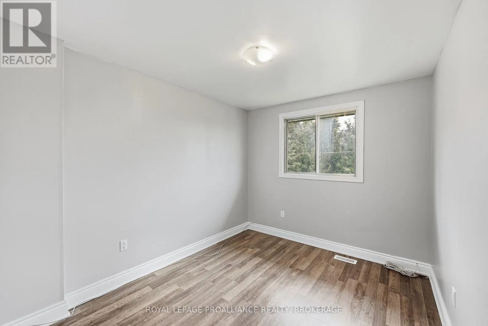 61 - 973 OAKVIEW AVENUE #61