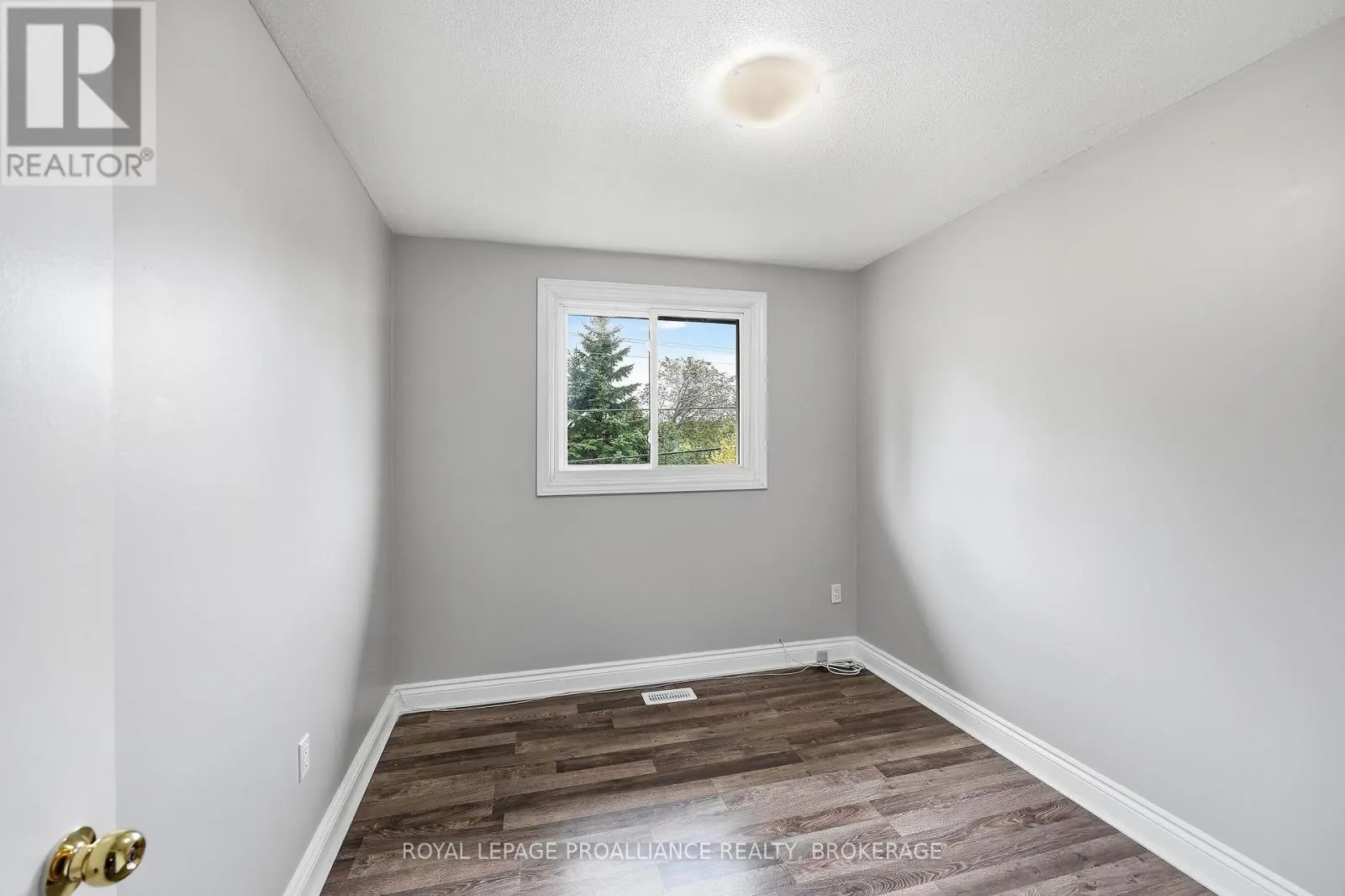 61 - 973 OAKVIEW AVENUE #61