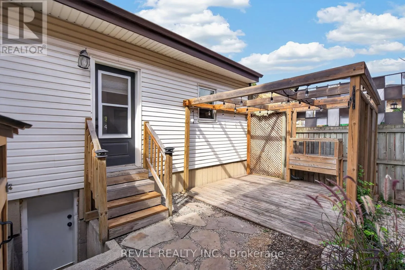 30 RAY STREET N