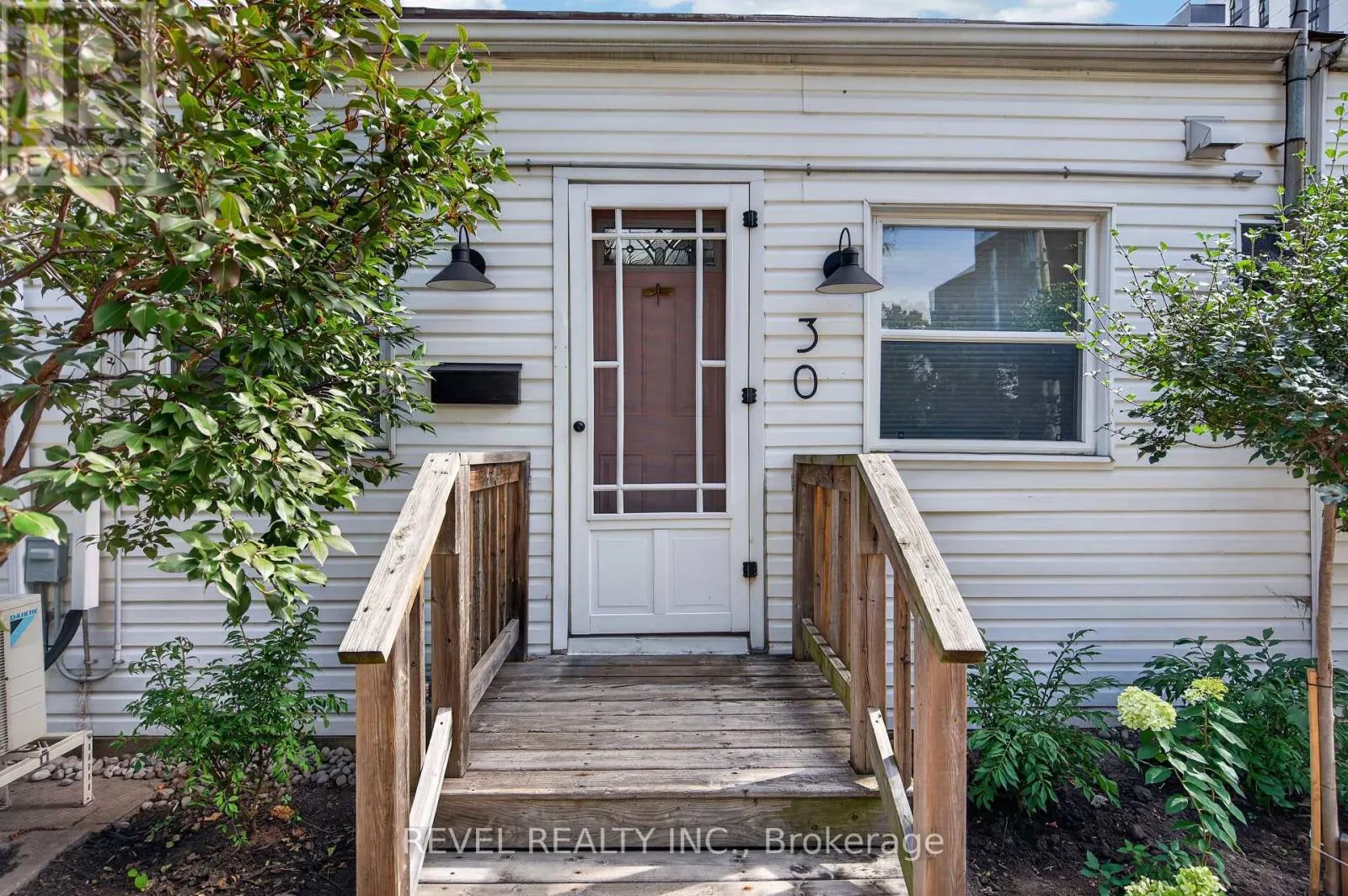 30 RAY STREET N