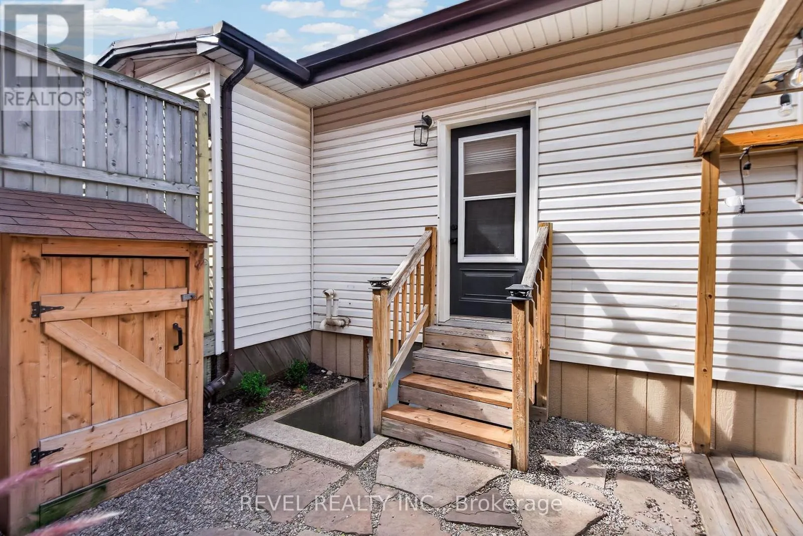 30 RAY STREET N