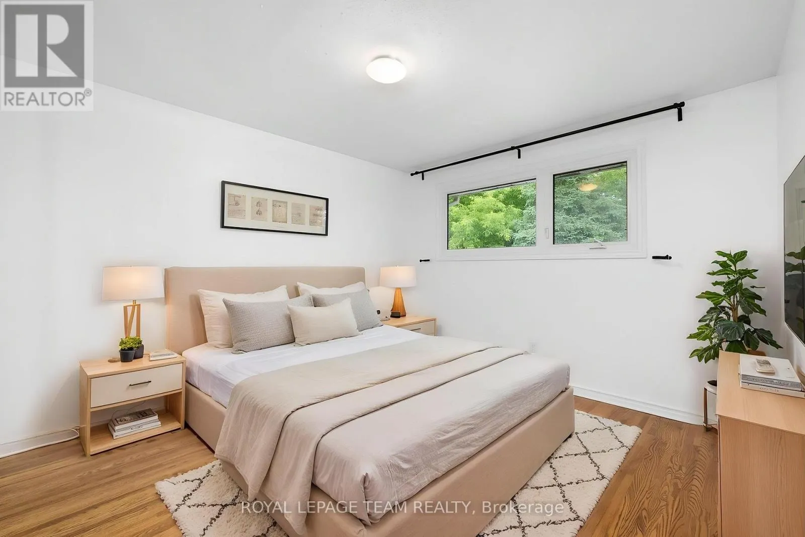 40 WOODMOUNT CRESCENT