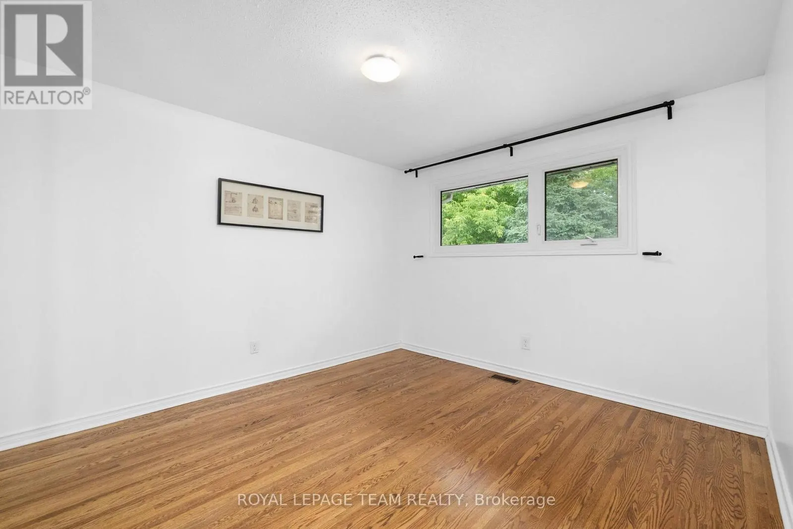 40 WOODMOUNT CRESCENT