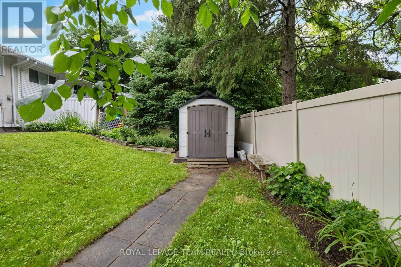 40 WOODMOUNT CRESCENT