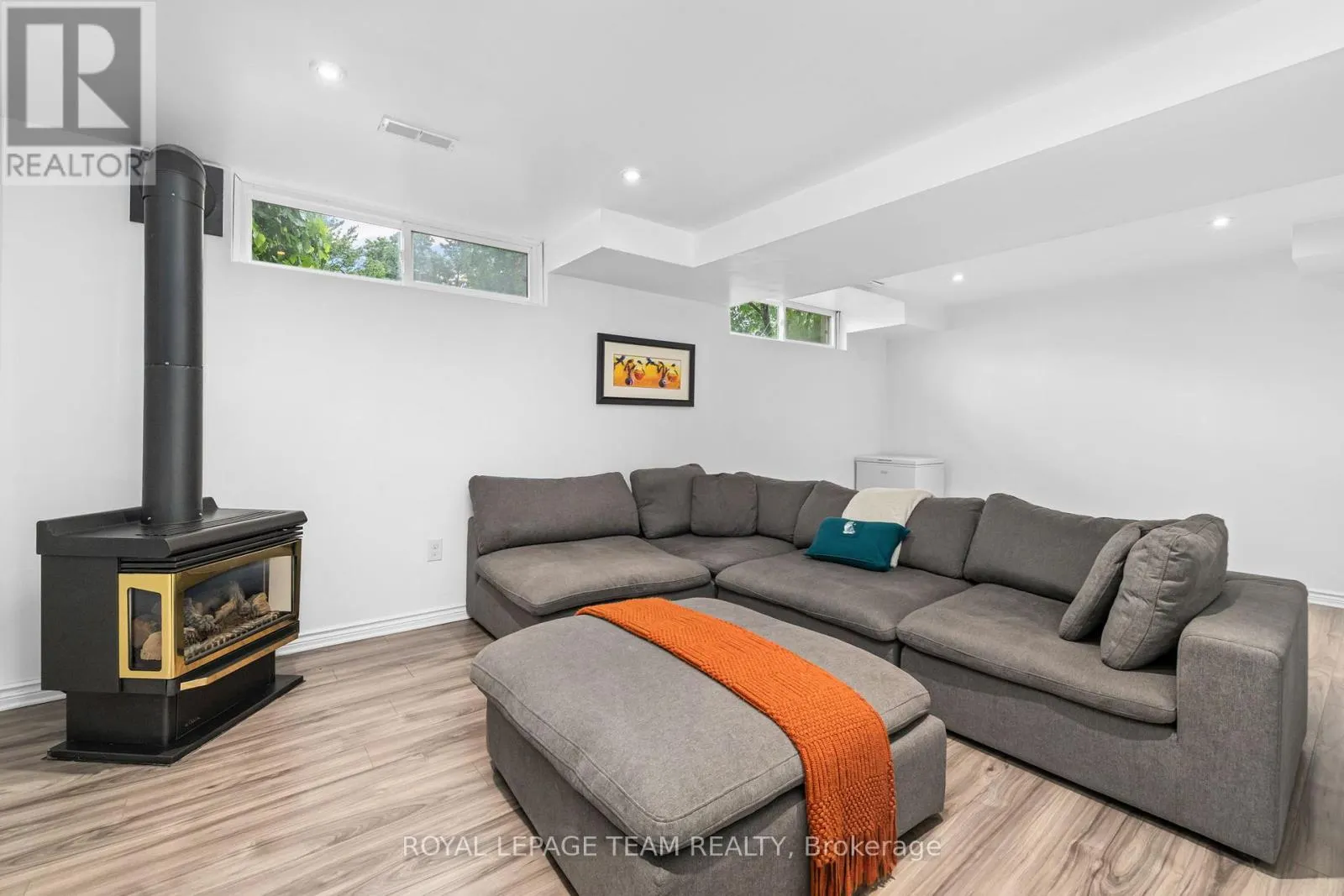 40 WOODMOUNT CRESCENT