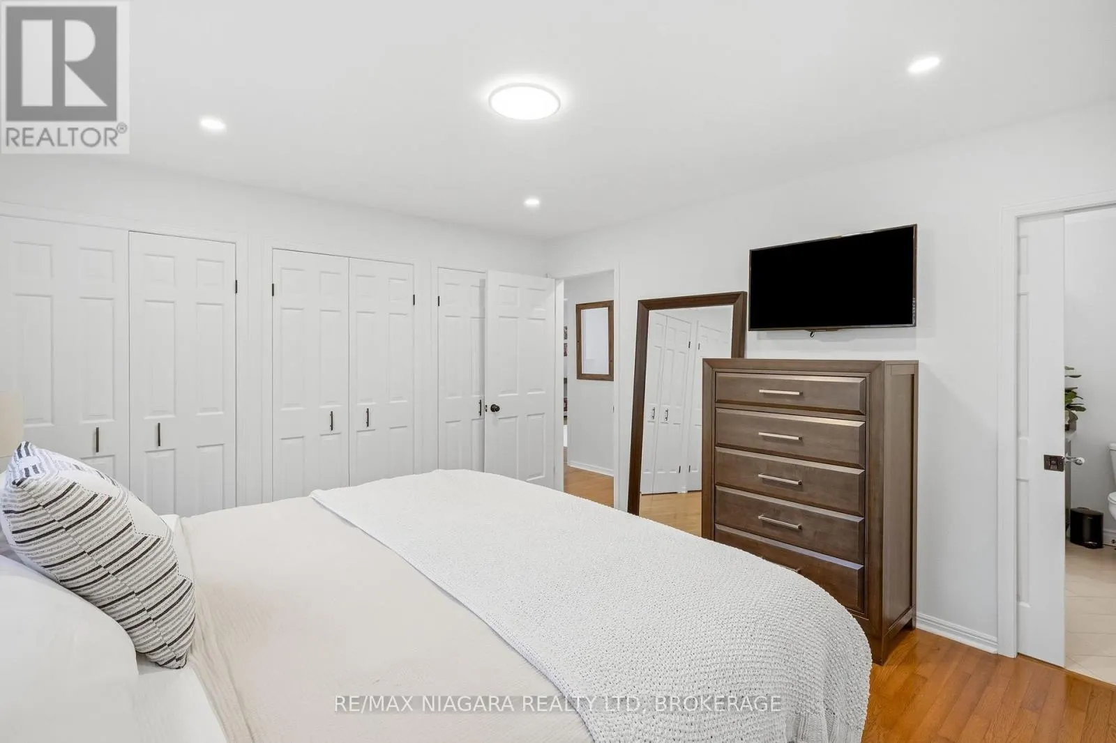 25 BERKHOUT TERRACE