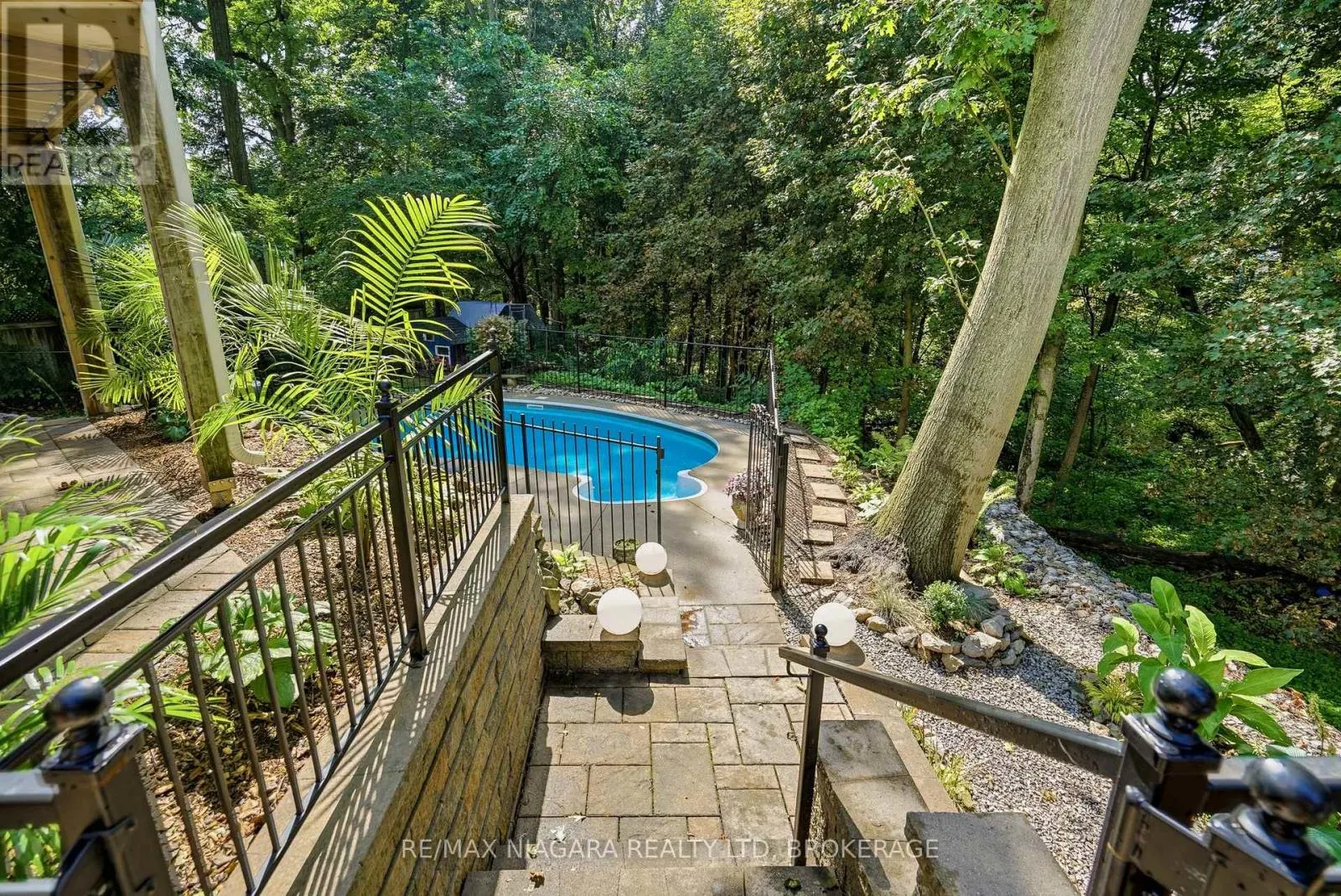 25 BERKHOUT TERRACE