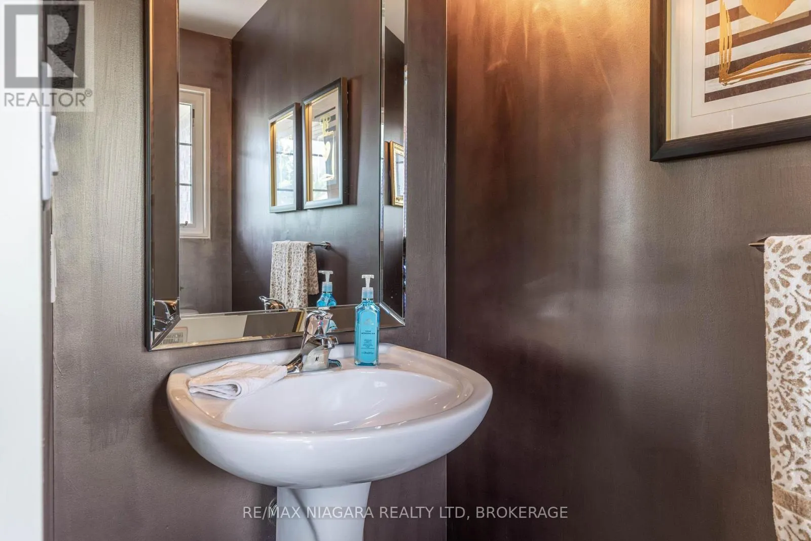 8625 UPPER CANADA DRIVE