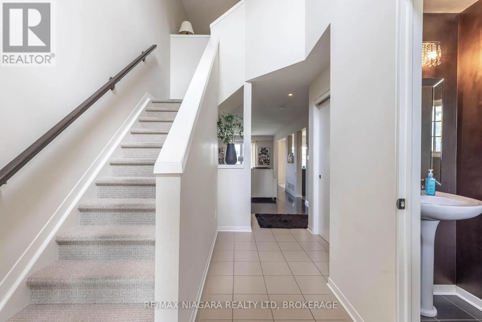 8625 UPPER CANADA DRIVE