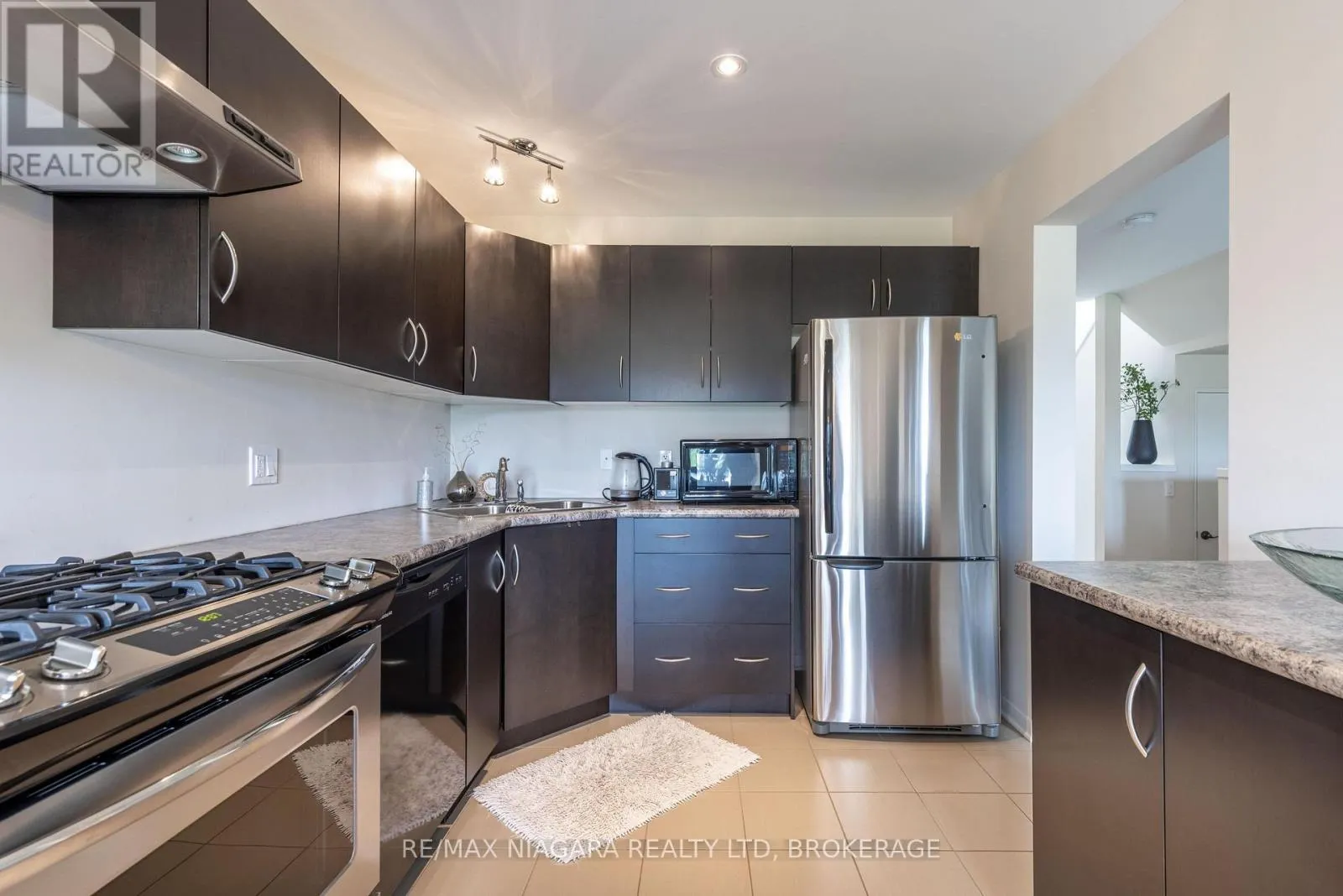 8625 UPPER CANADA DRIVE