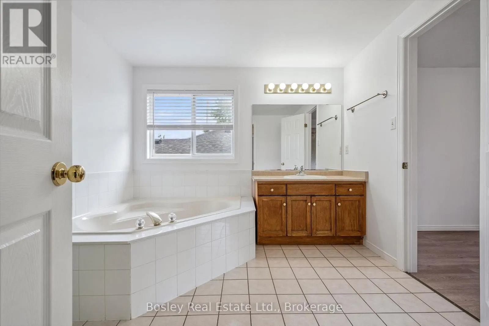 4 HAYWARD CRESCENT