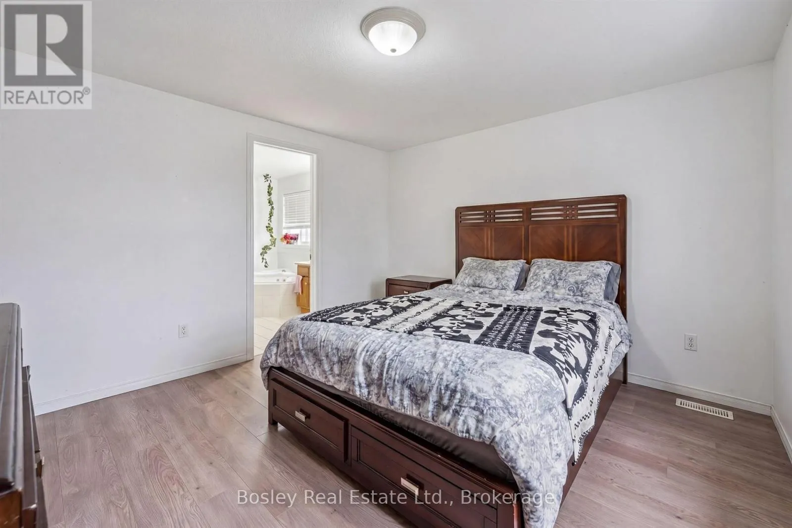 4 HAYWARD CRESCENT
