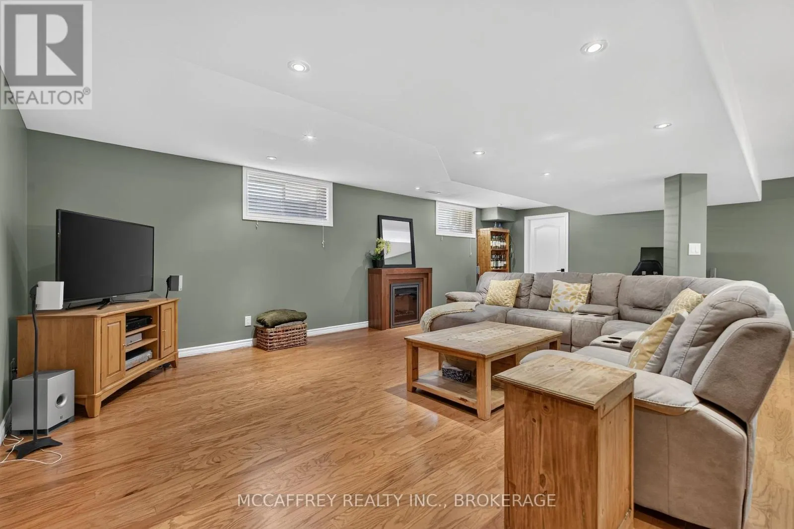 9 HARTWOOD CRESCENT