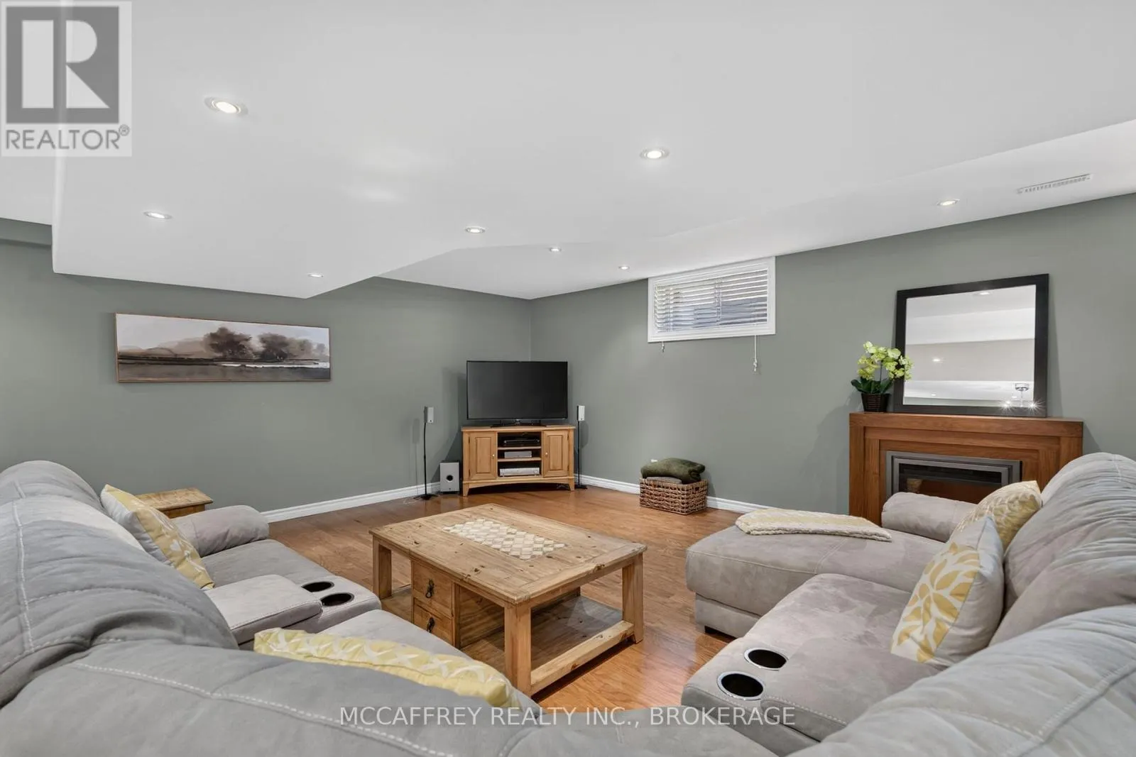 9 HARTWOOD CRESCENT