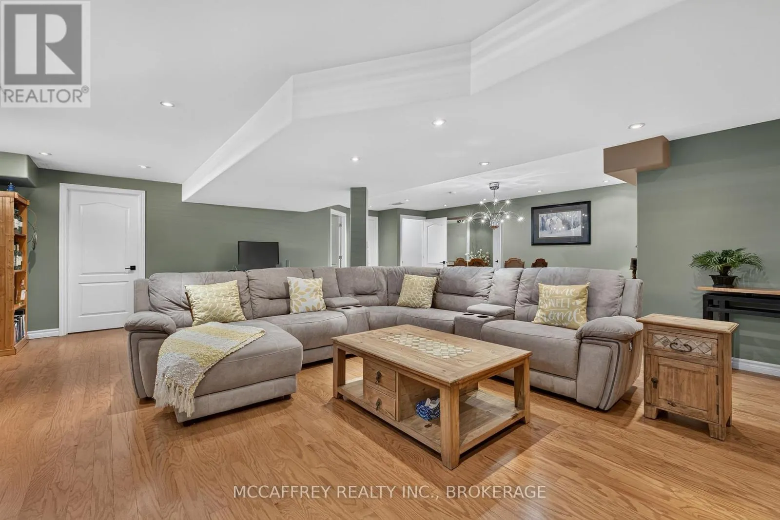 9 HARTWOOD CRESCENT