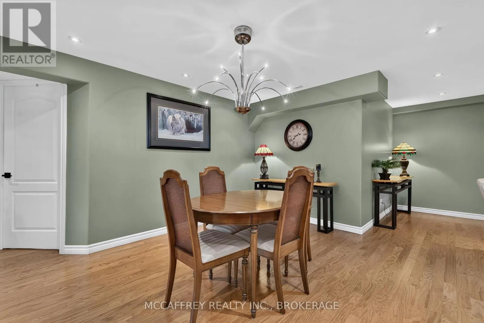 9 HARTWOOD CRESCENT