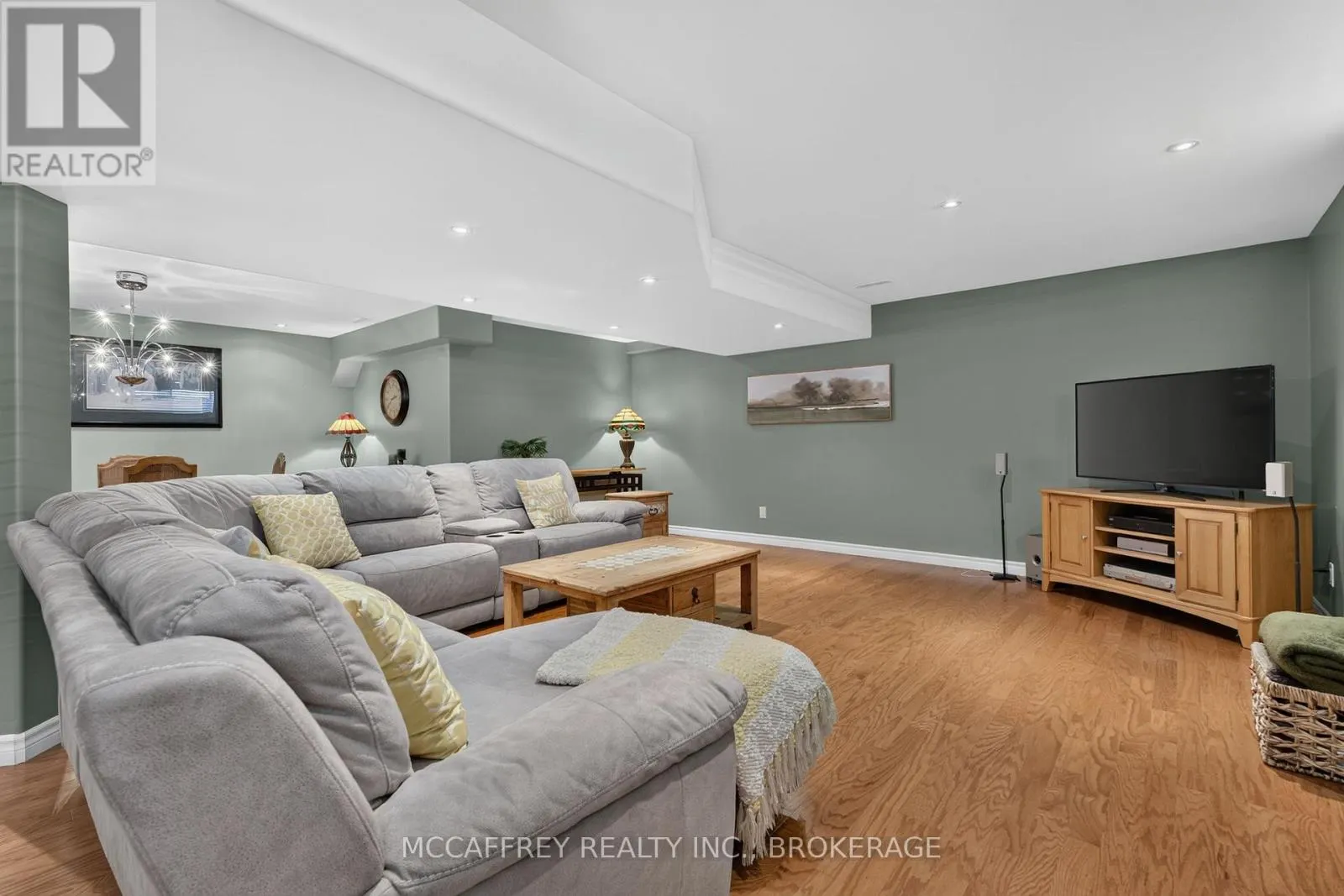 9 HARTWOOD CRESCENT