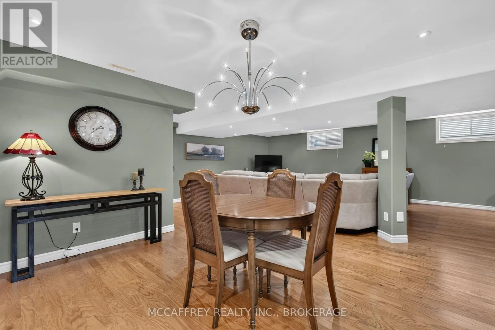 9 HARTWOOD CRESCENT