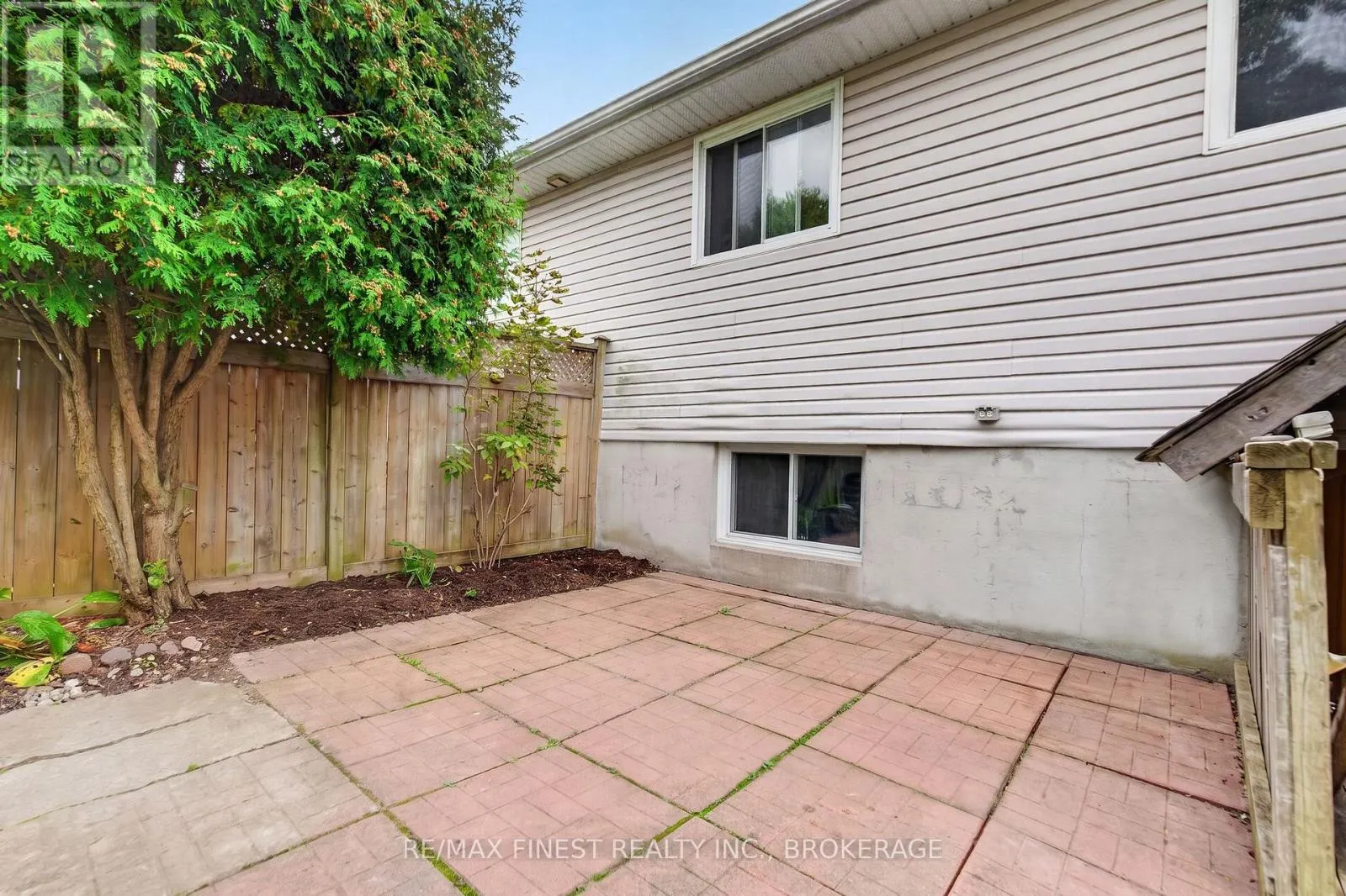 984 WATERBURY CRESCENT