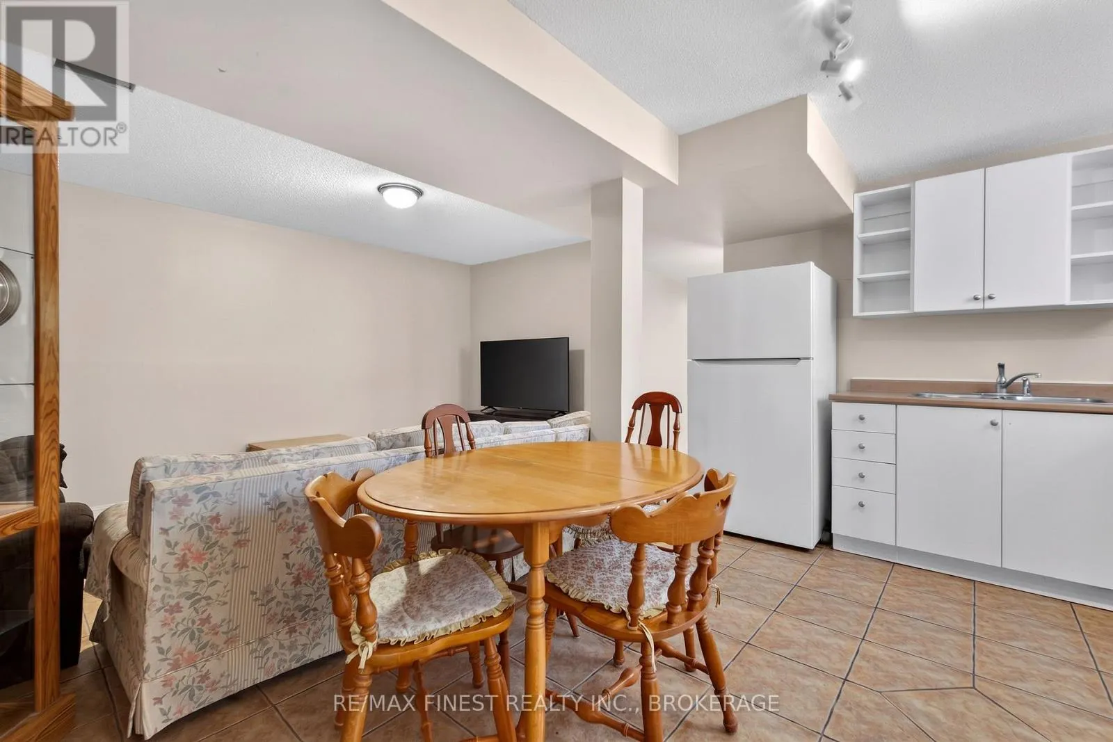 984 WATERBURY CRESCENT