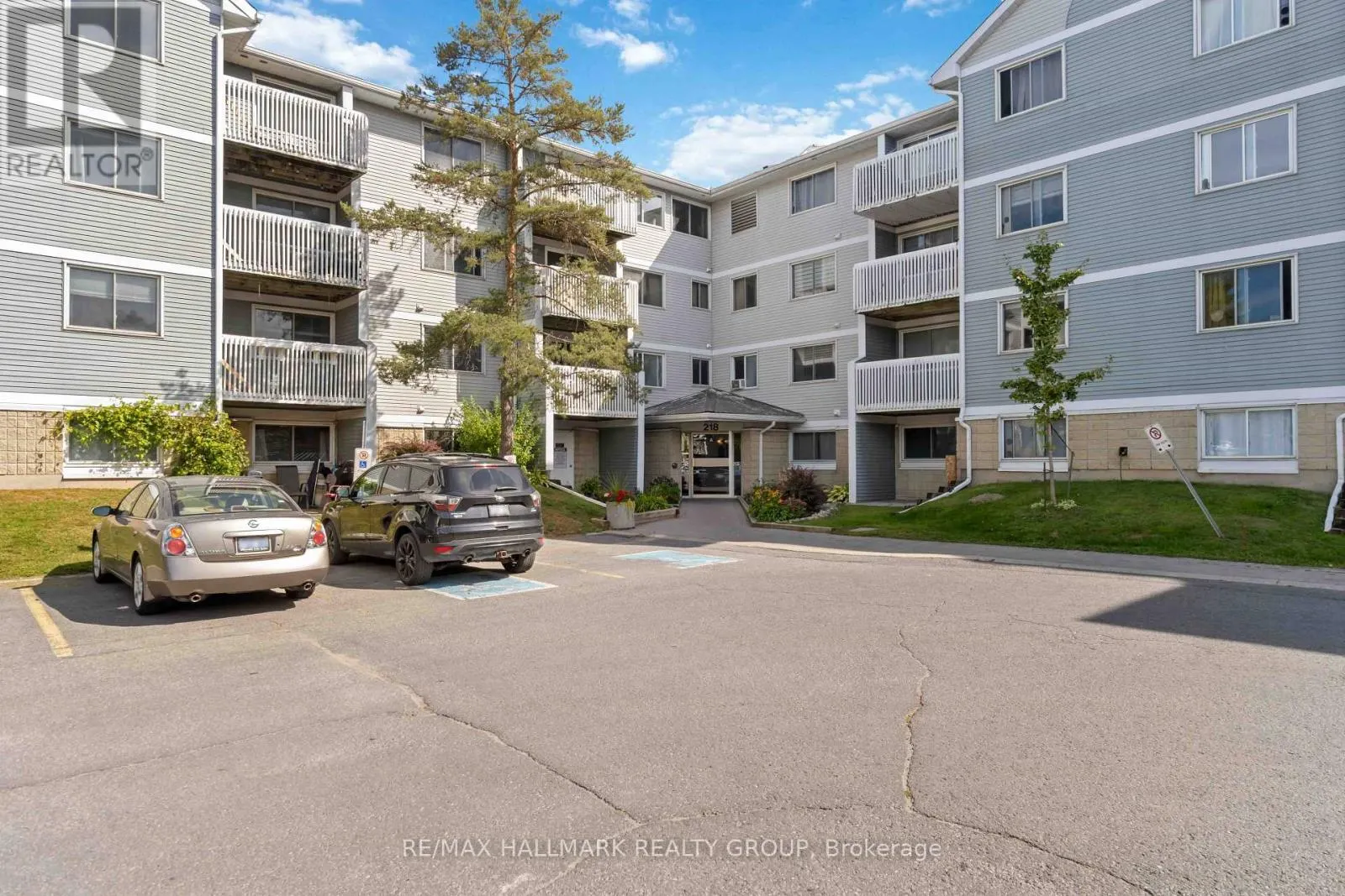 400 - 218 VIEWMOUNT DRIVE