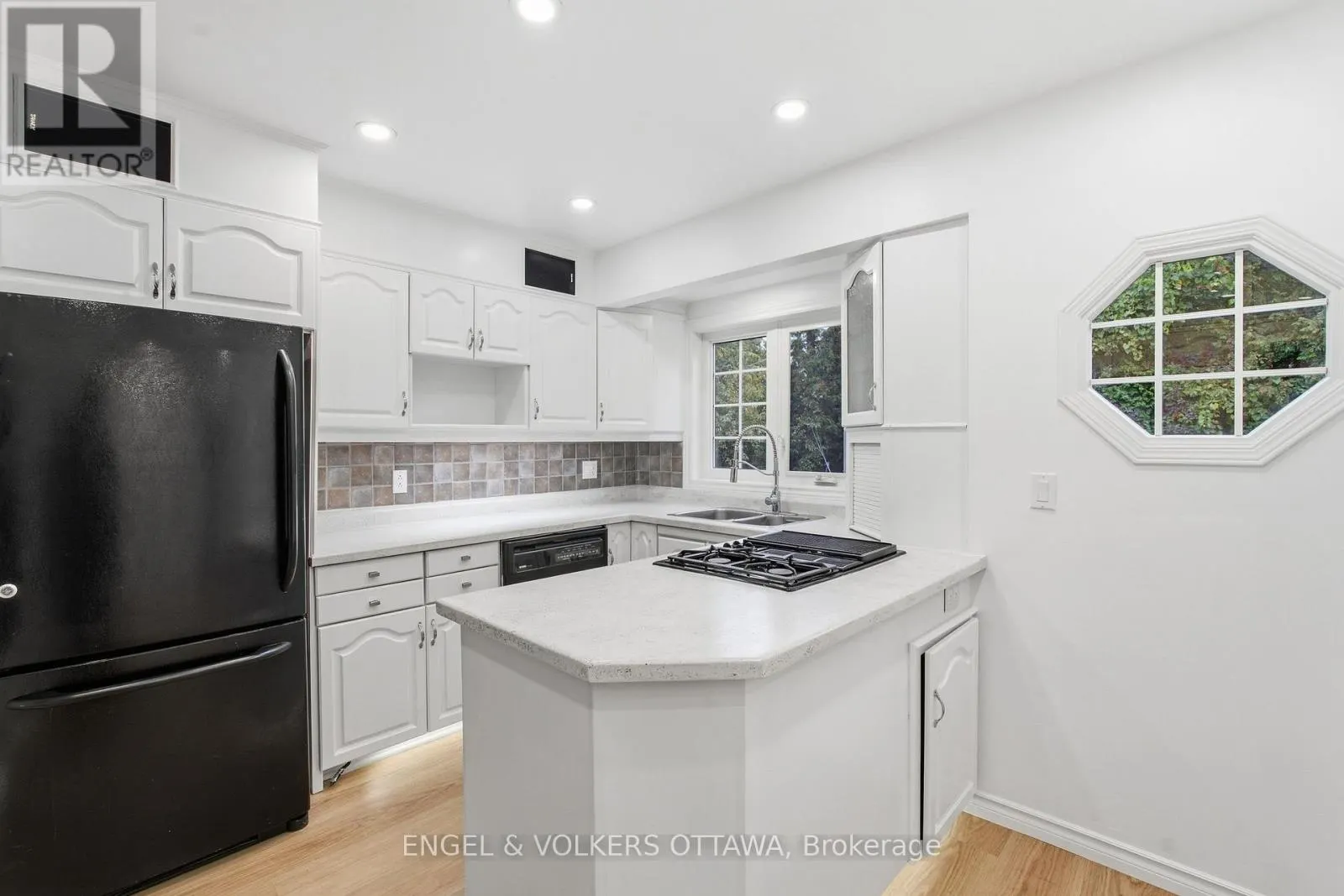 5293 MCLEAN CRESCENT