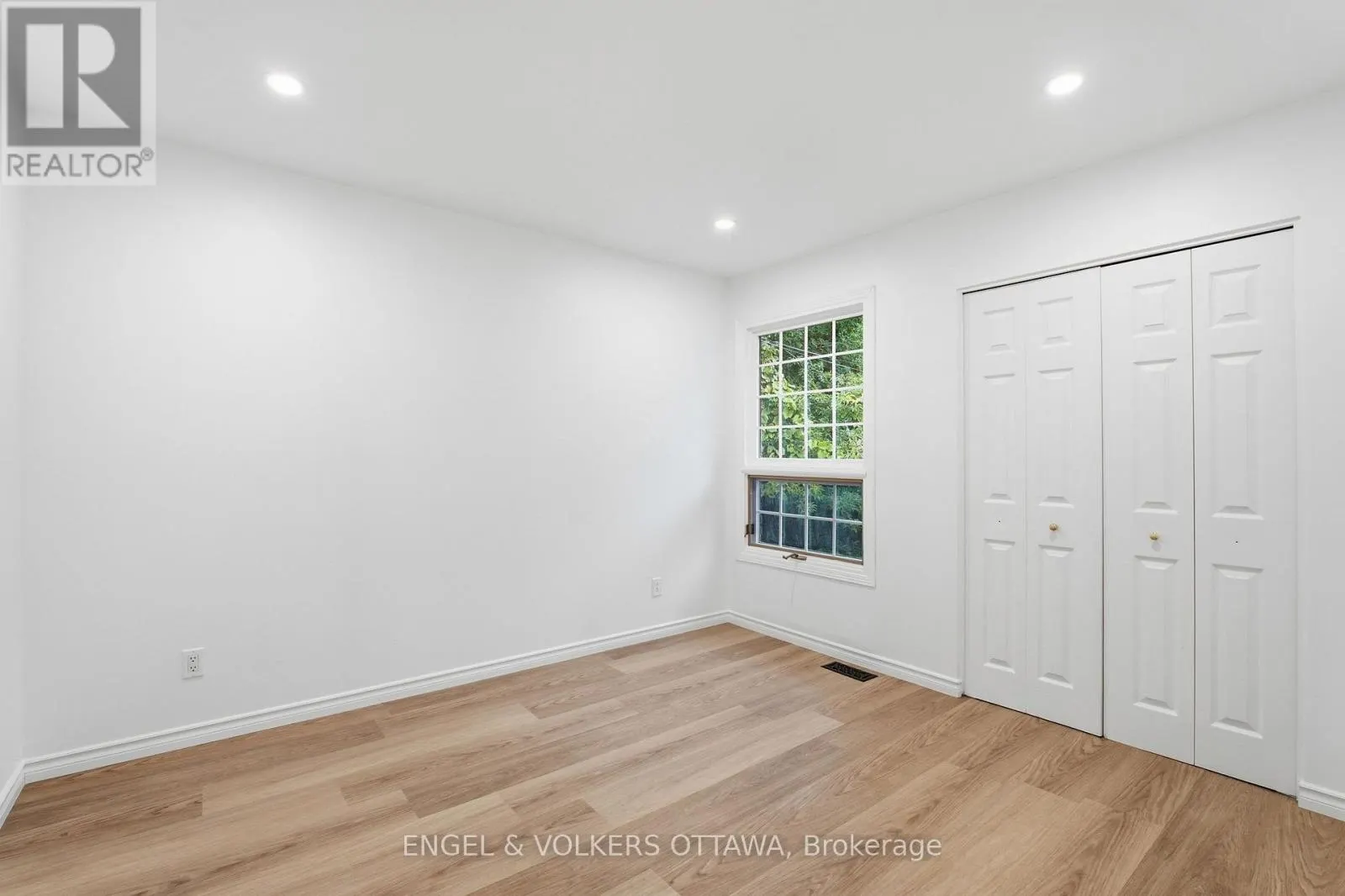 5293 MCLEAN CRESCENT