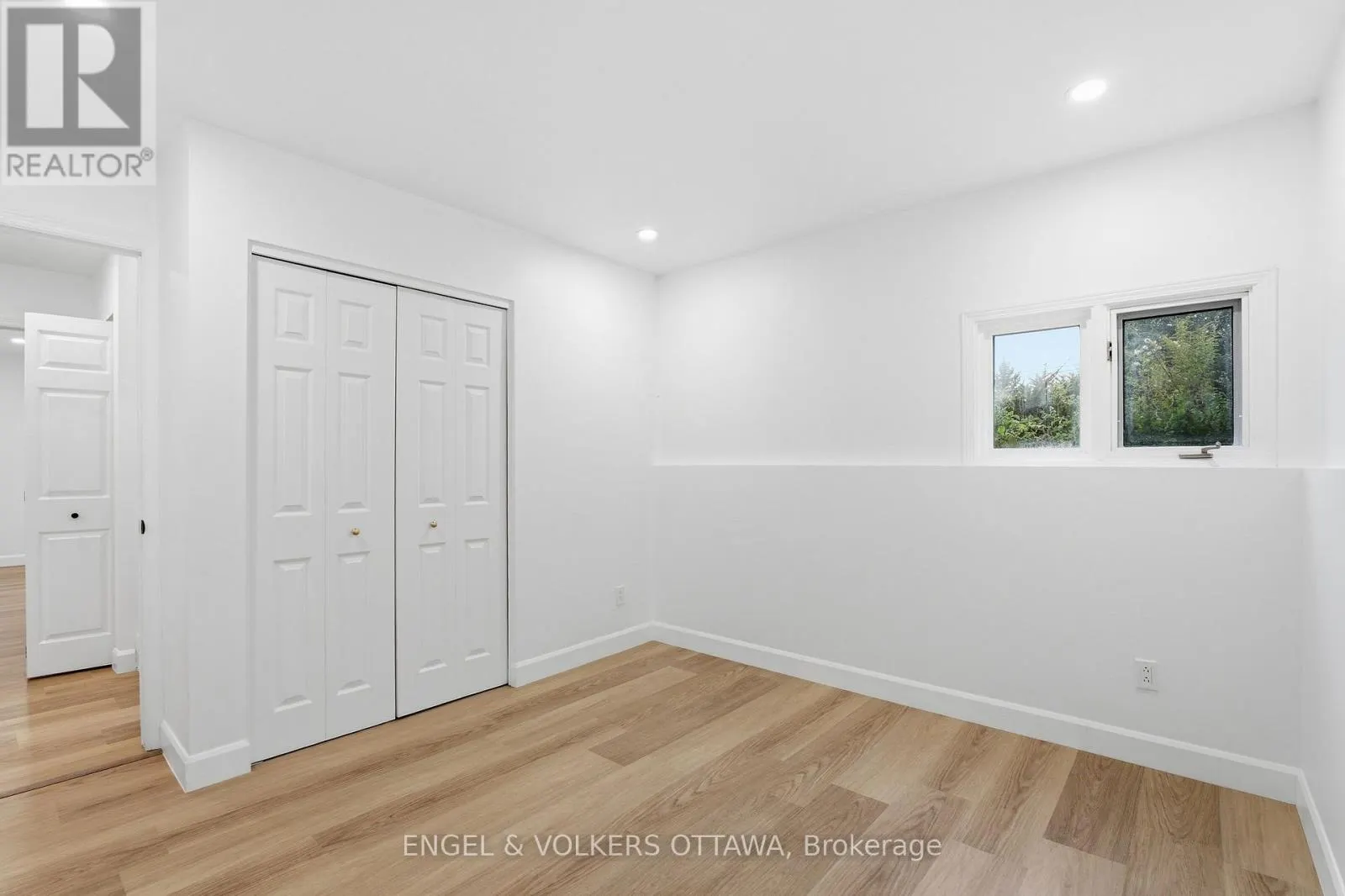 5293 MCLEAN CRESCENT