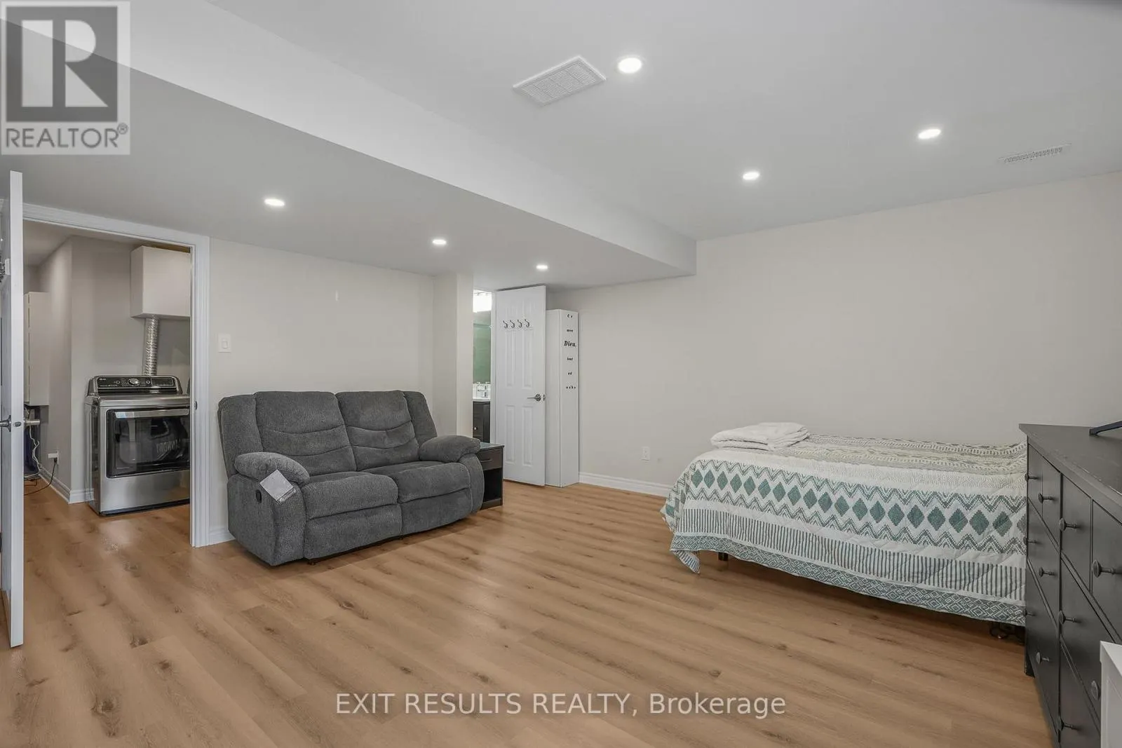 2609 RAYMOND STREET