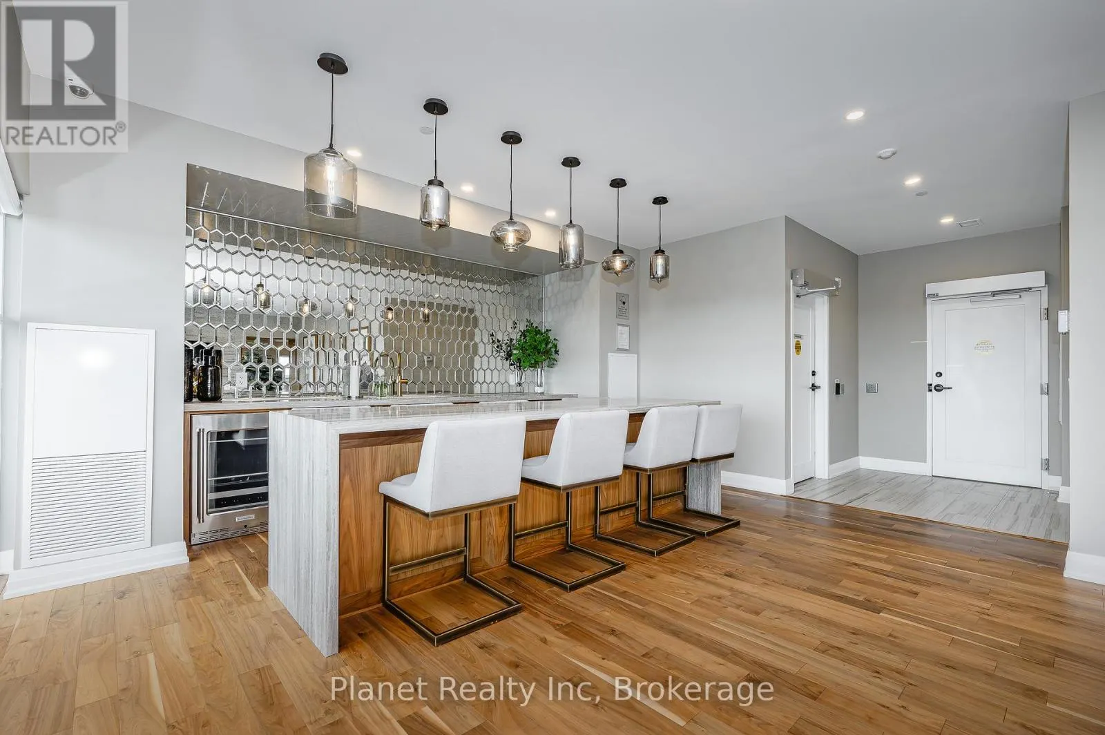 910 - 1878 GORDON STREET #910