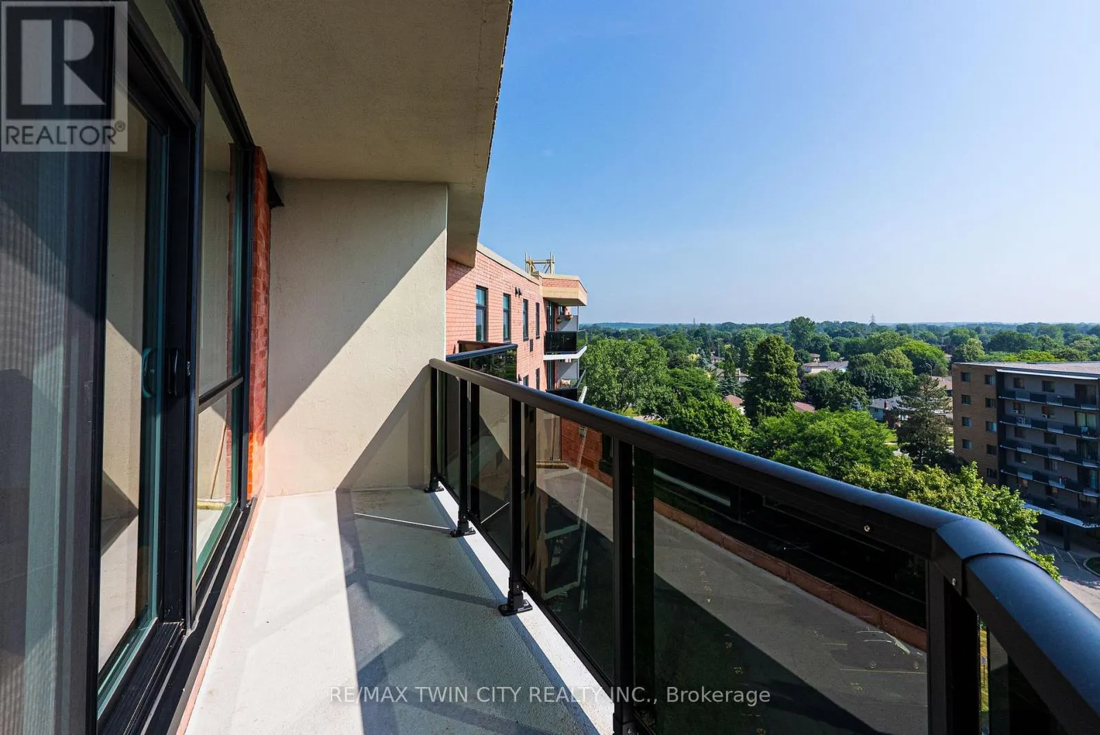 905 - 9 BONHEUR COURT