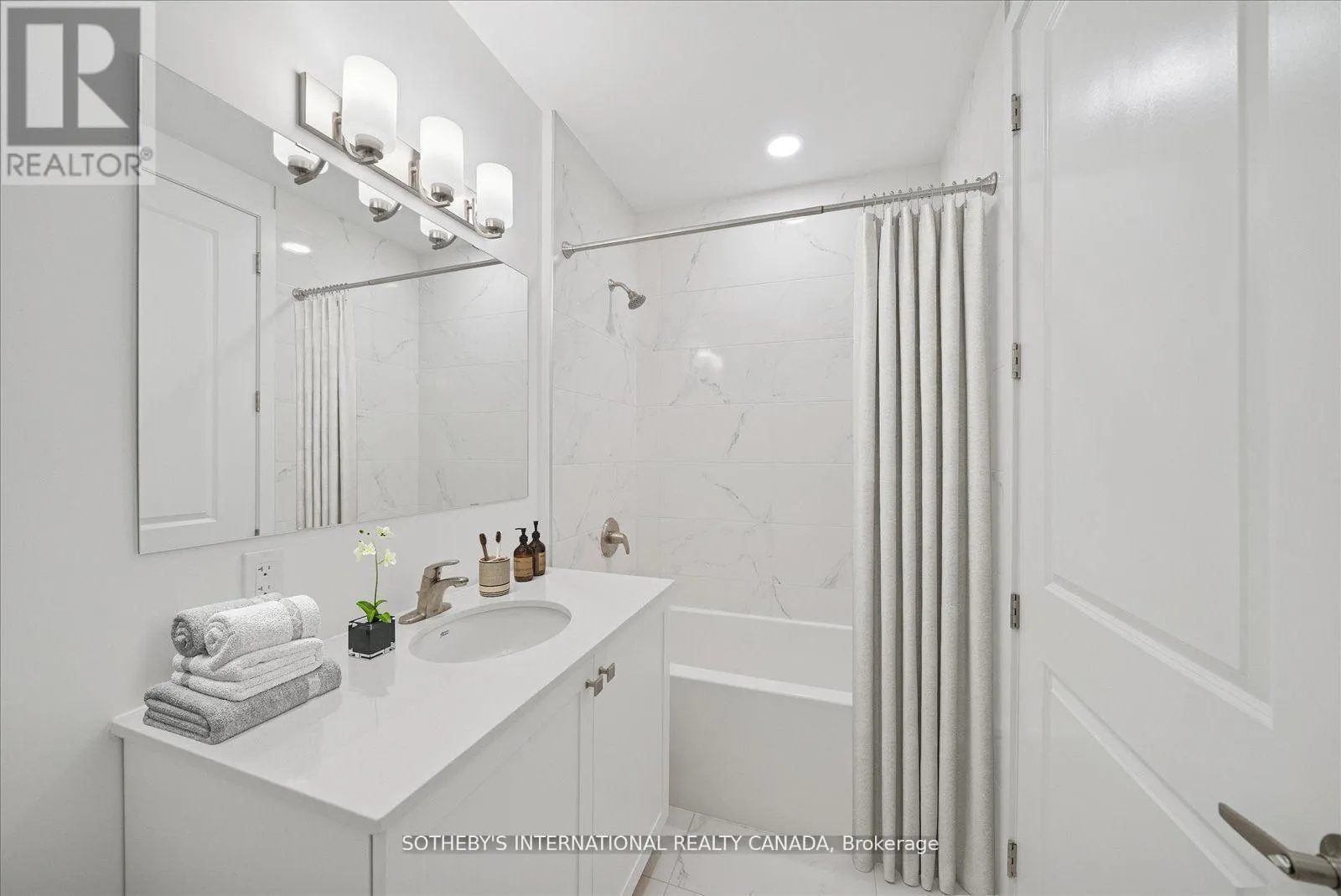 PENTHOUSE 1 - 19A WEST STREET N