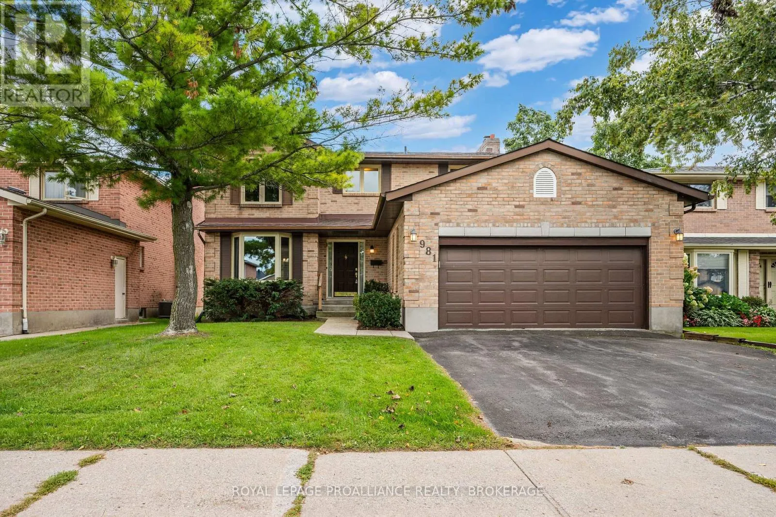 981 EDINBOROUGH CRESCENT