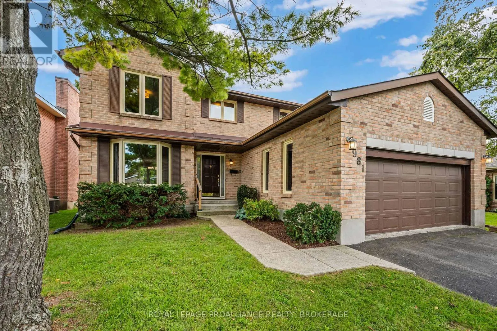 981 EDINBOROUGH CRESCENT