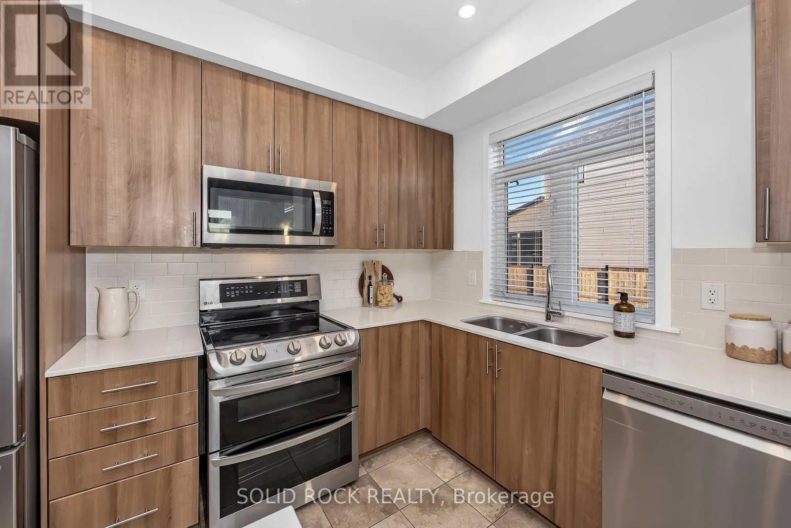859 SOLARIUM AVENUE E