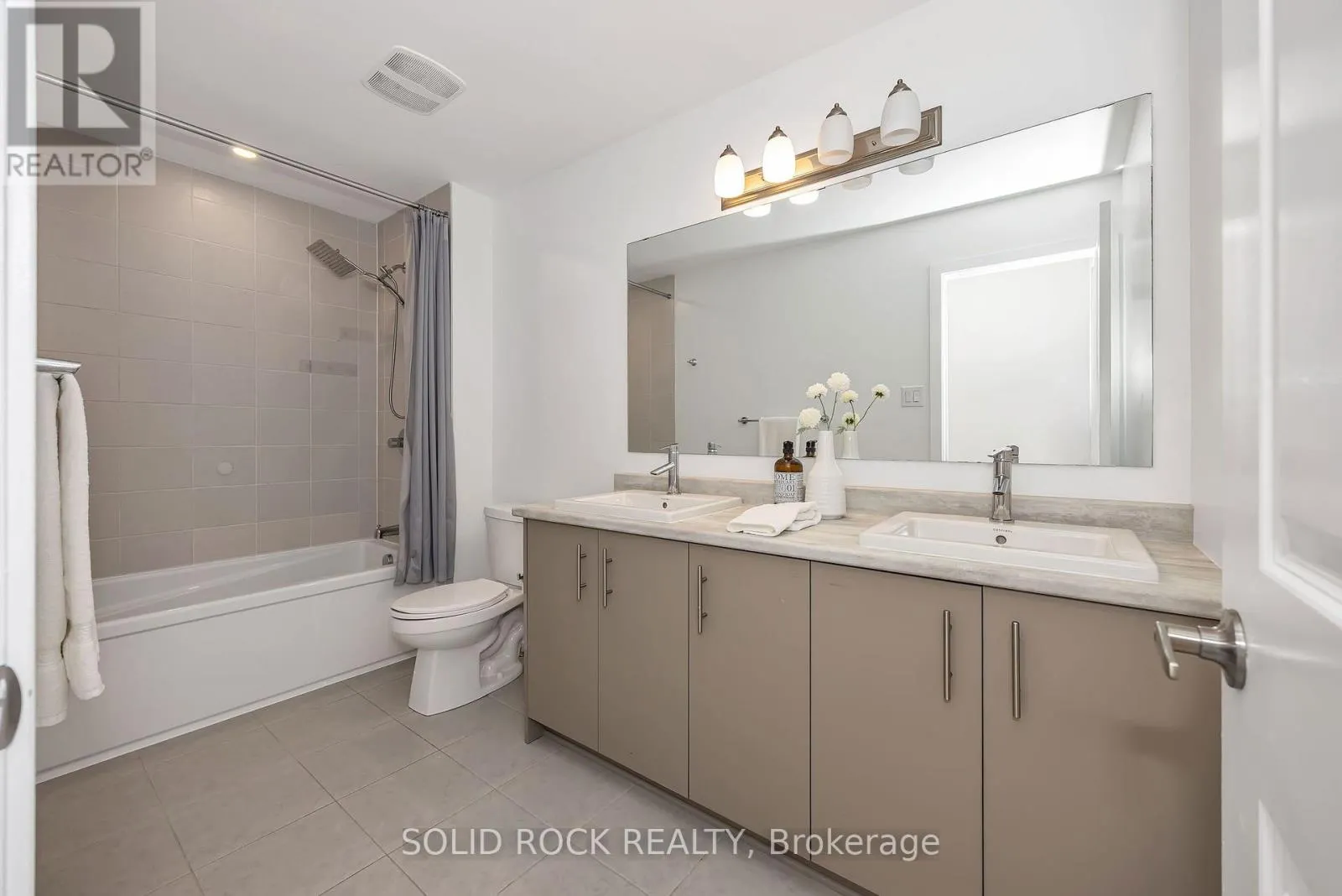 859 SOLARIUM AVENUE E