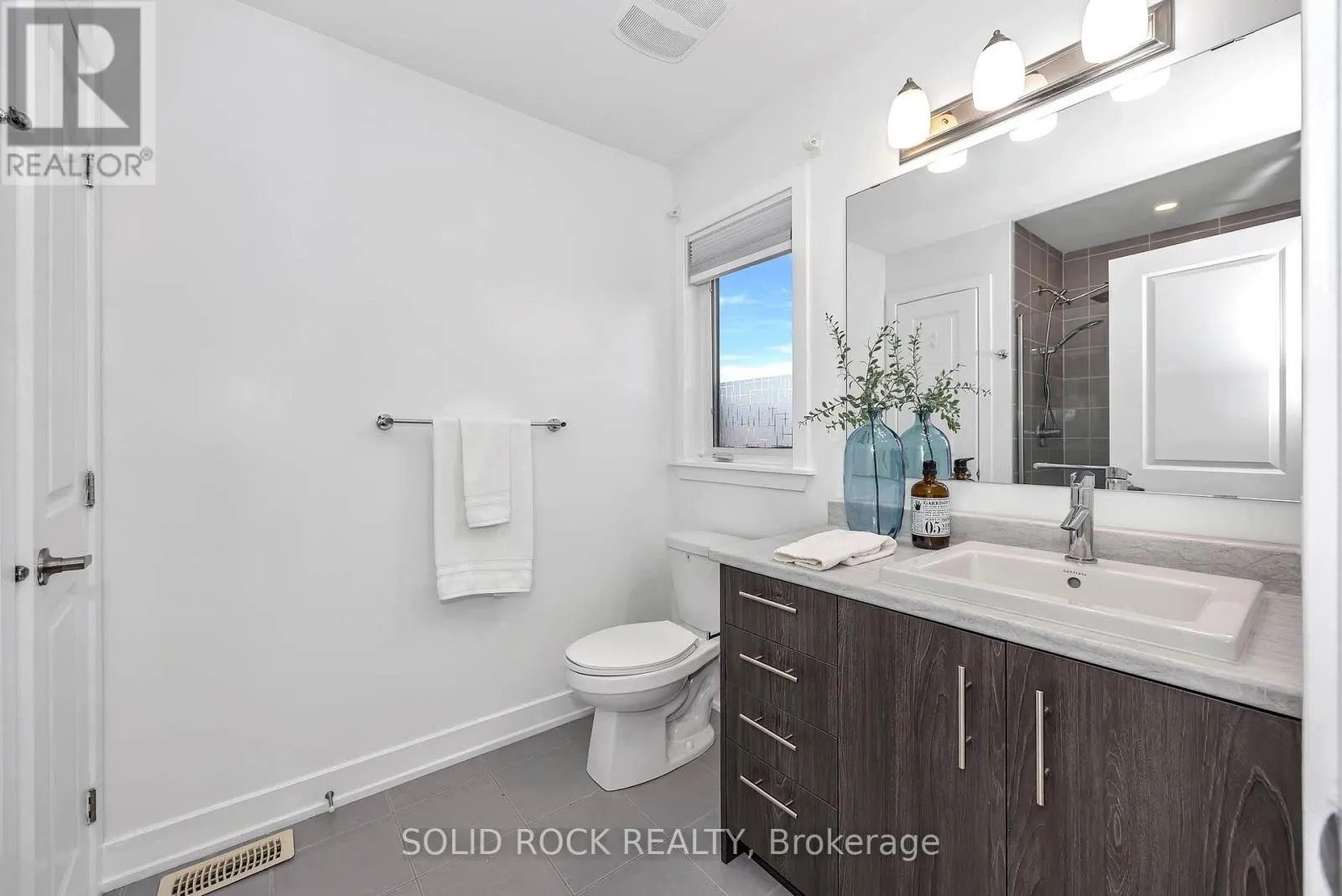 859 SOLARIUM AVENUE E
