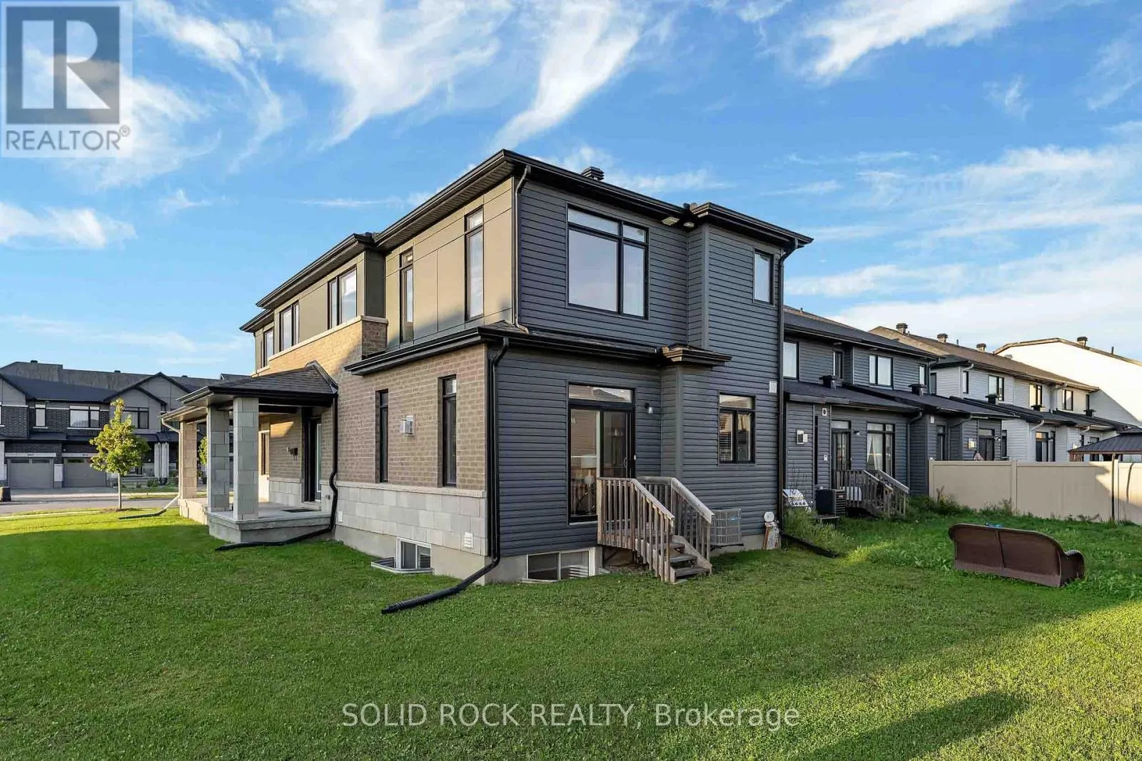859 SOLARIUM AVENUE E