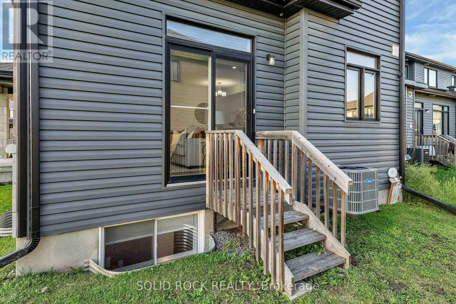 859 SOLARIUM AVENUE E