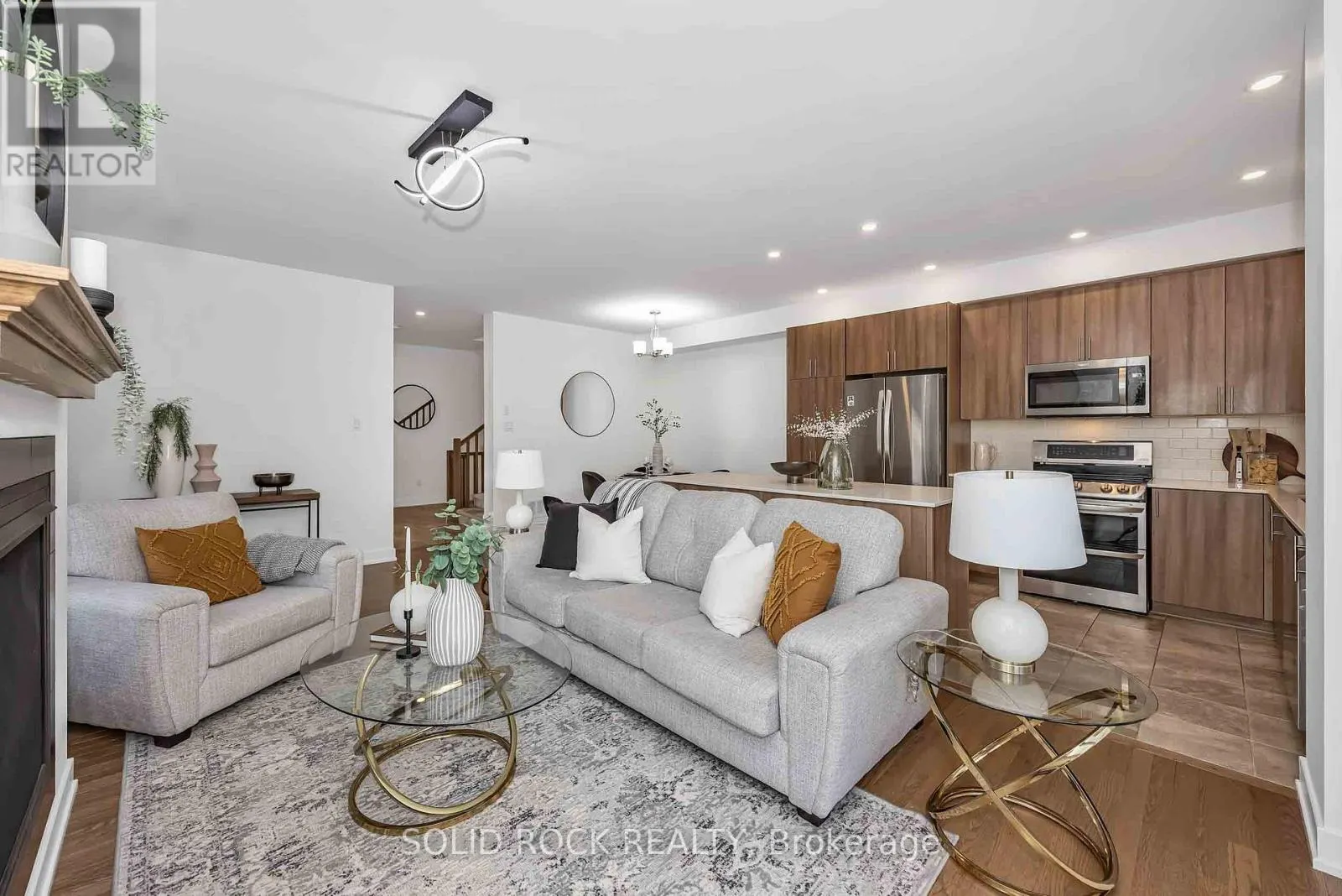 859 SOLARIUM AVENUE E